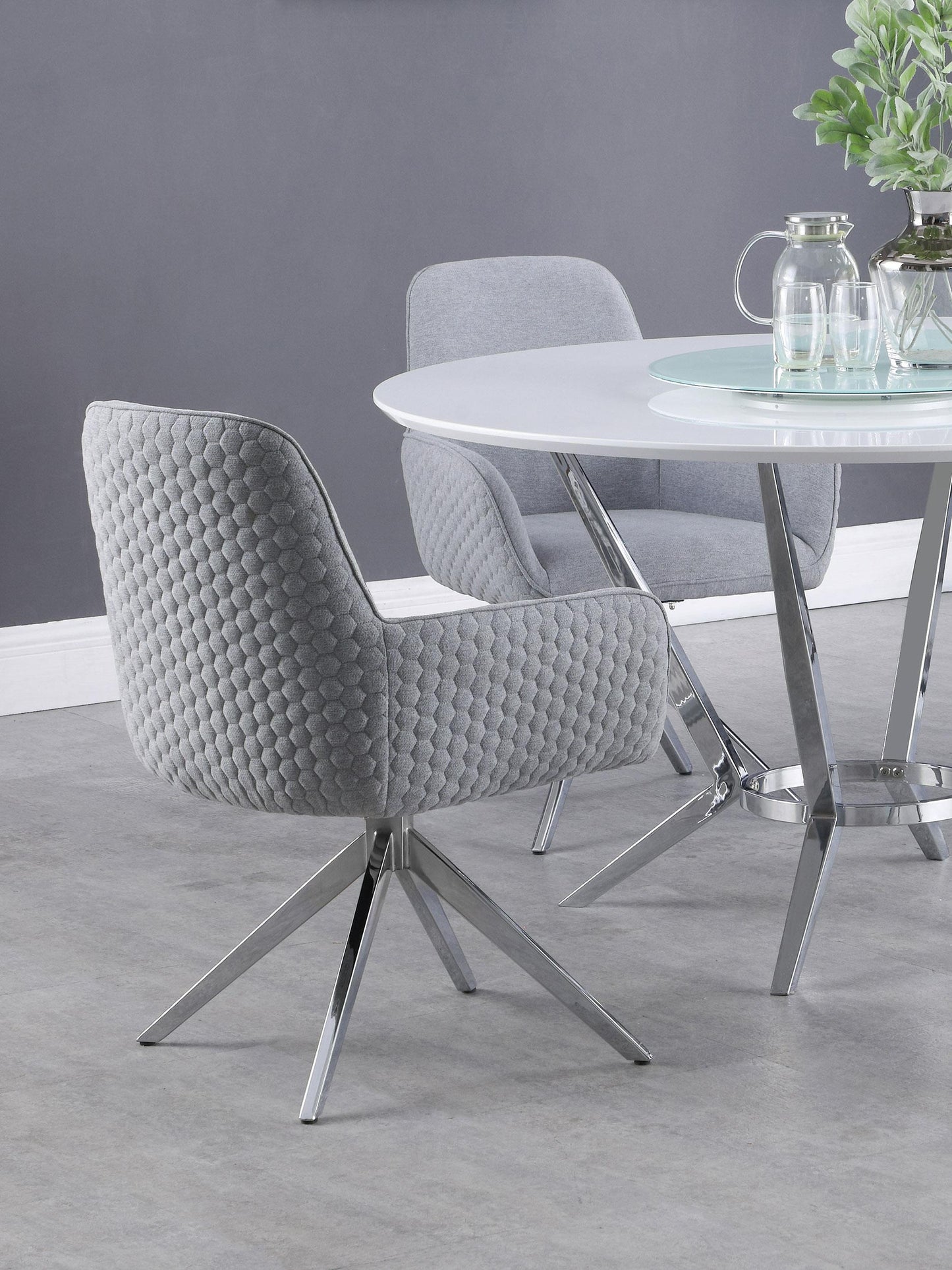 Chaise d'appoint Abby Flare avec accoudoirs, gris clair et chrome