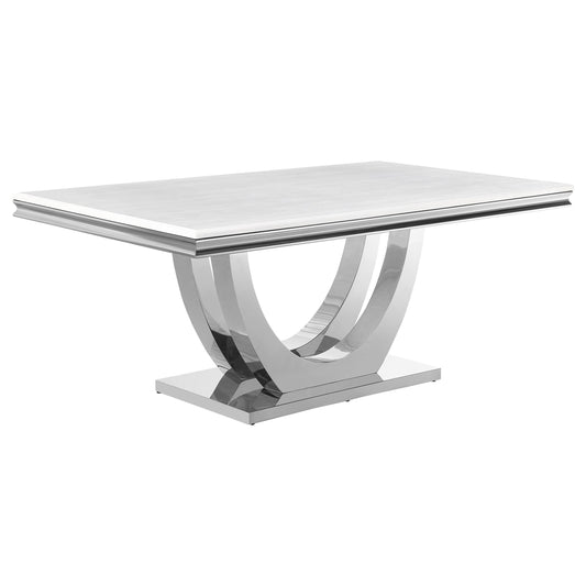 Table à manger rectangulaire Kerwin avec plateau en faux marbre, blanc et chrome.