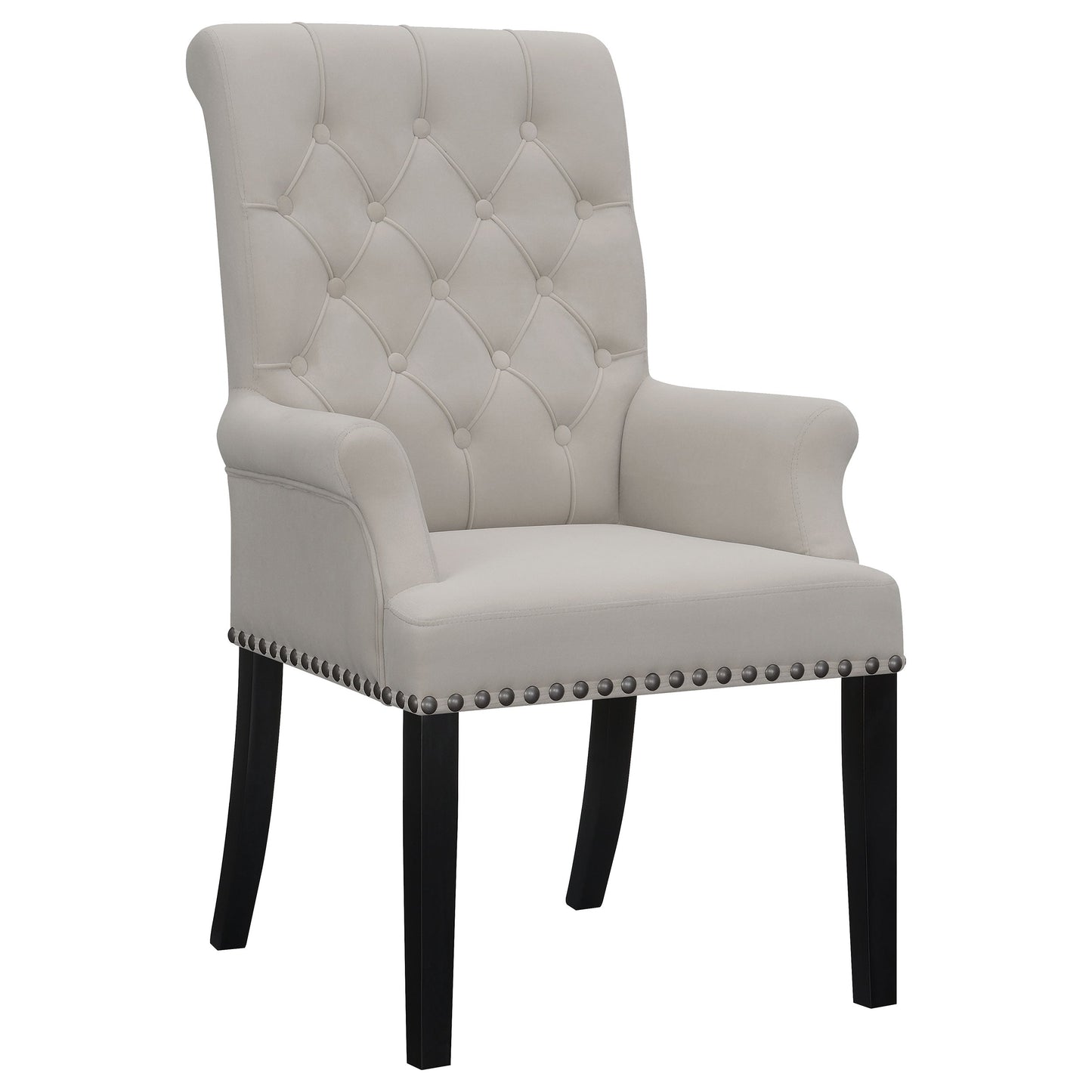 Fauteuil à accoudoirs capitonné et recouvert de tissu, avec garniture à clous décoratifs, modèle Alana.
