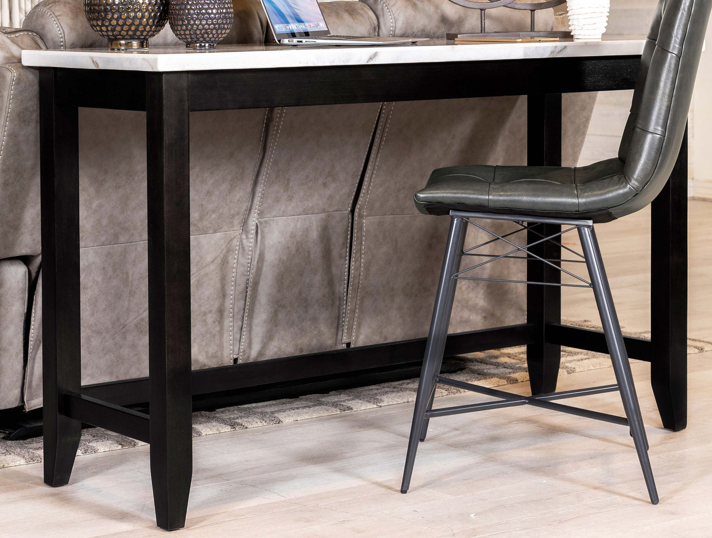 Table de bar rectangulaire Toby avec plateau en marbre, couleur espresso et blanc.