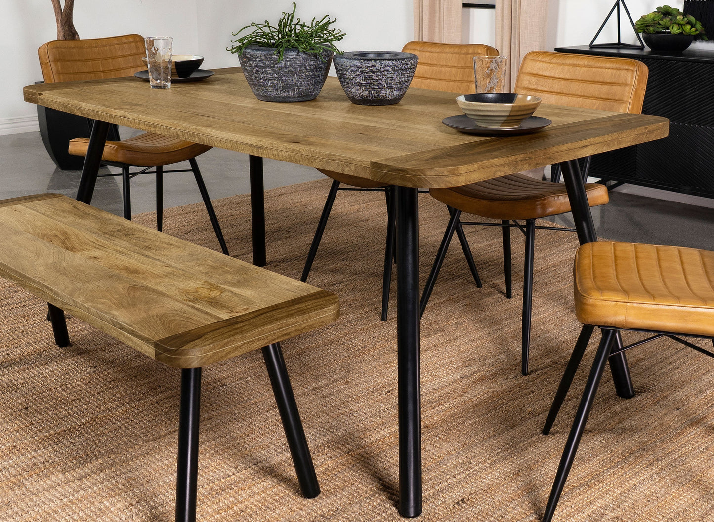 Table à manger rectangulaire Maverick avec pieds effilés, en manguier naturel et noir.