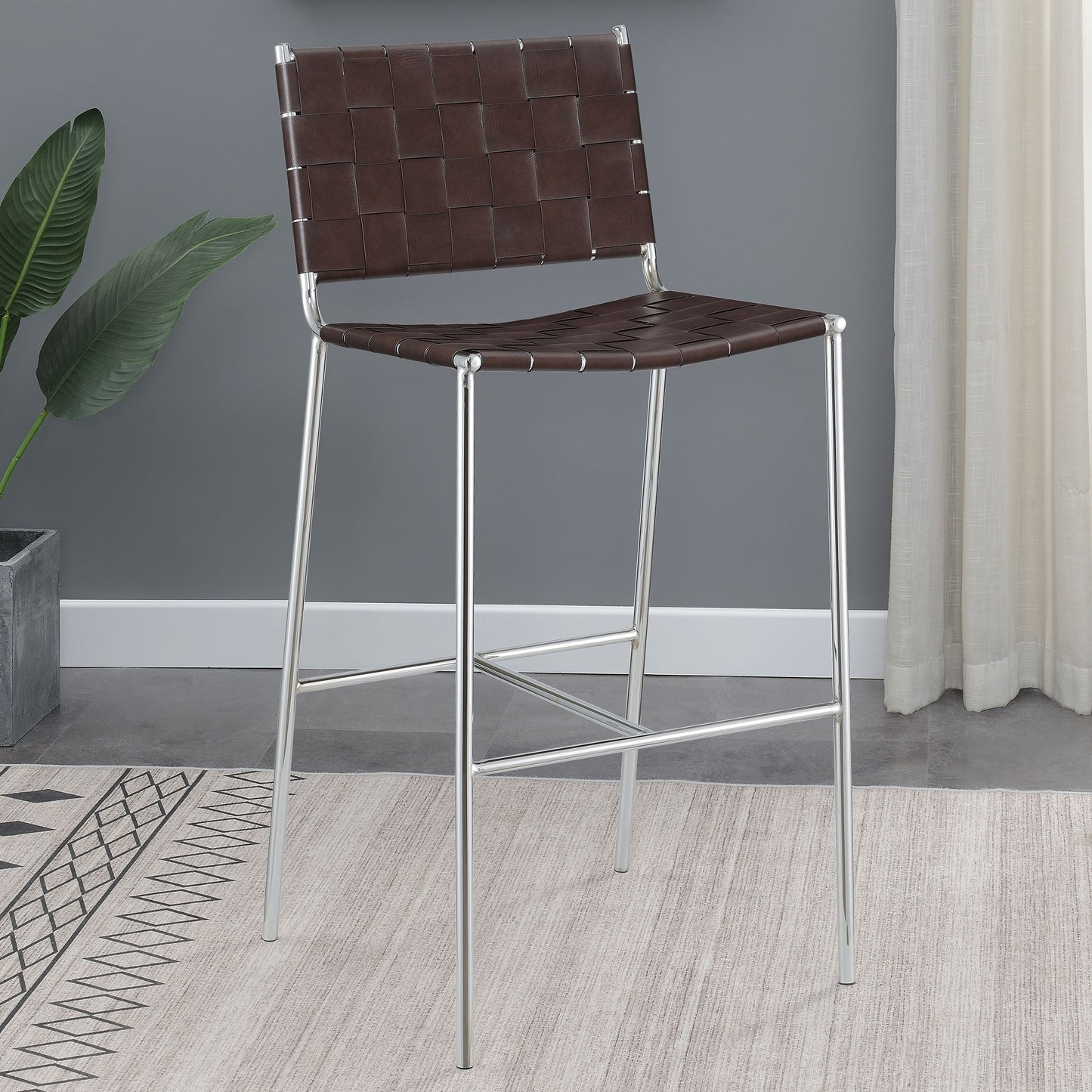 Tabouret de bar rembourré Adelaide avec dossier ouvert, marron et chrome.