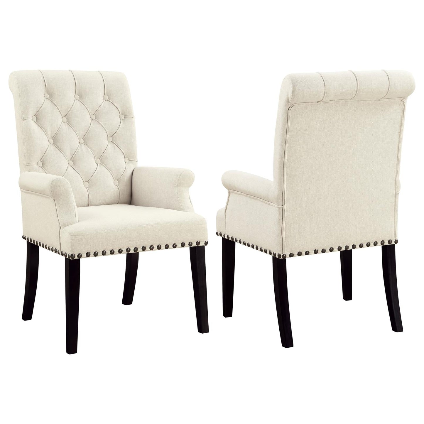 Fauteuil à dossier capitonné et accoudoirs, recouvert de tissu beige, modèle Alana