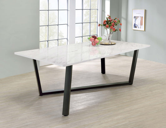 Table de salle à manger rectangulaire Mayer en faux marbre blanc et métal noir.
