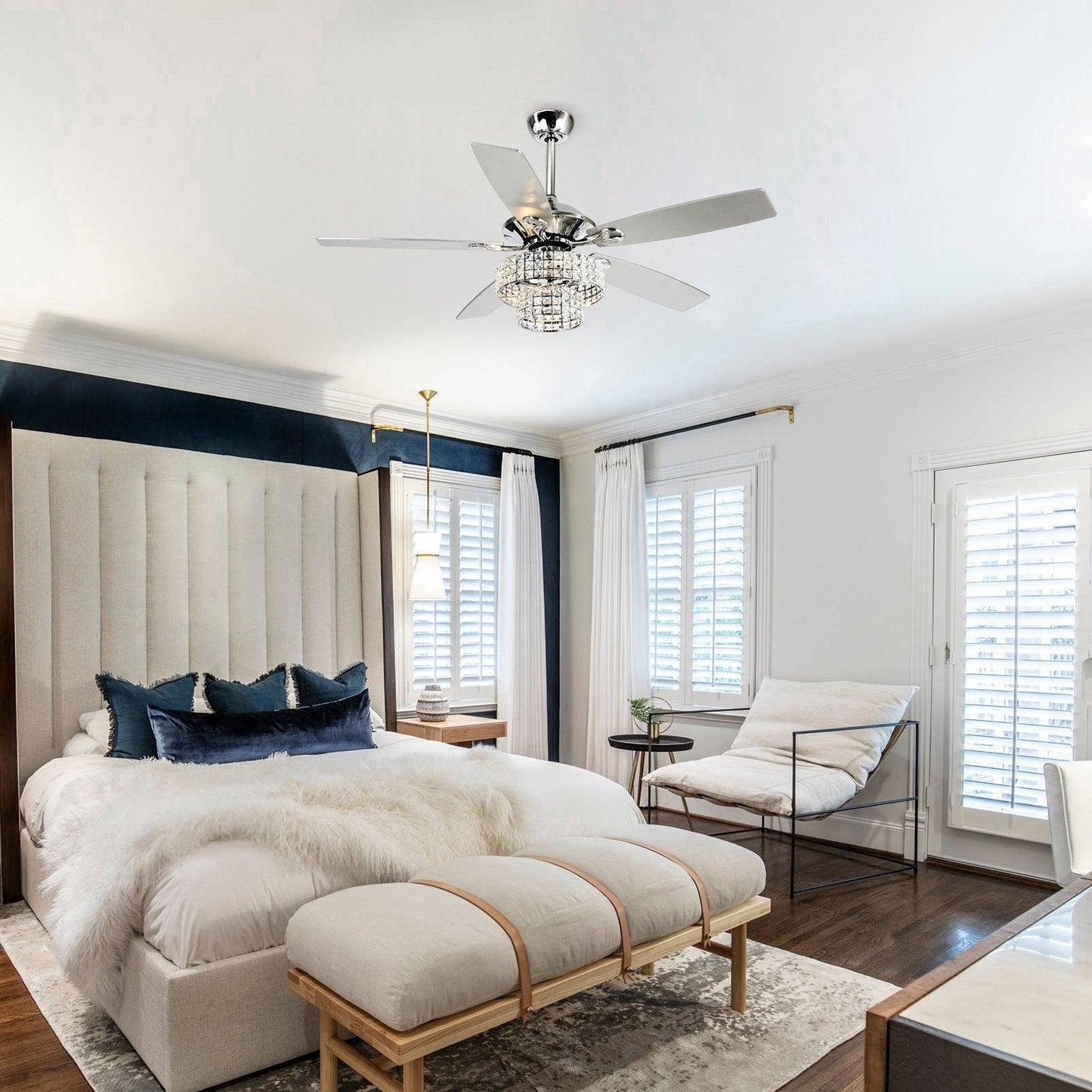 Ventilateur de plafond moderne à 5 pales en chrome et bois de 52 pouces avec télécommande et cristaux.