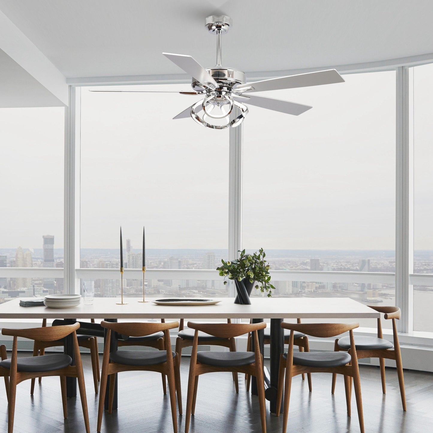 Ventilateur de plafond LED intérieur moderne à 52 pouces, chromé/noir, avec éclairage et télécommande, et fonction de gradation.