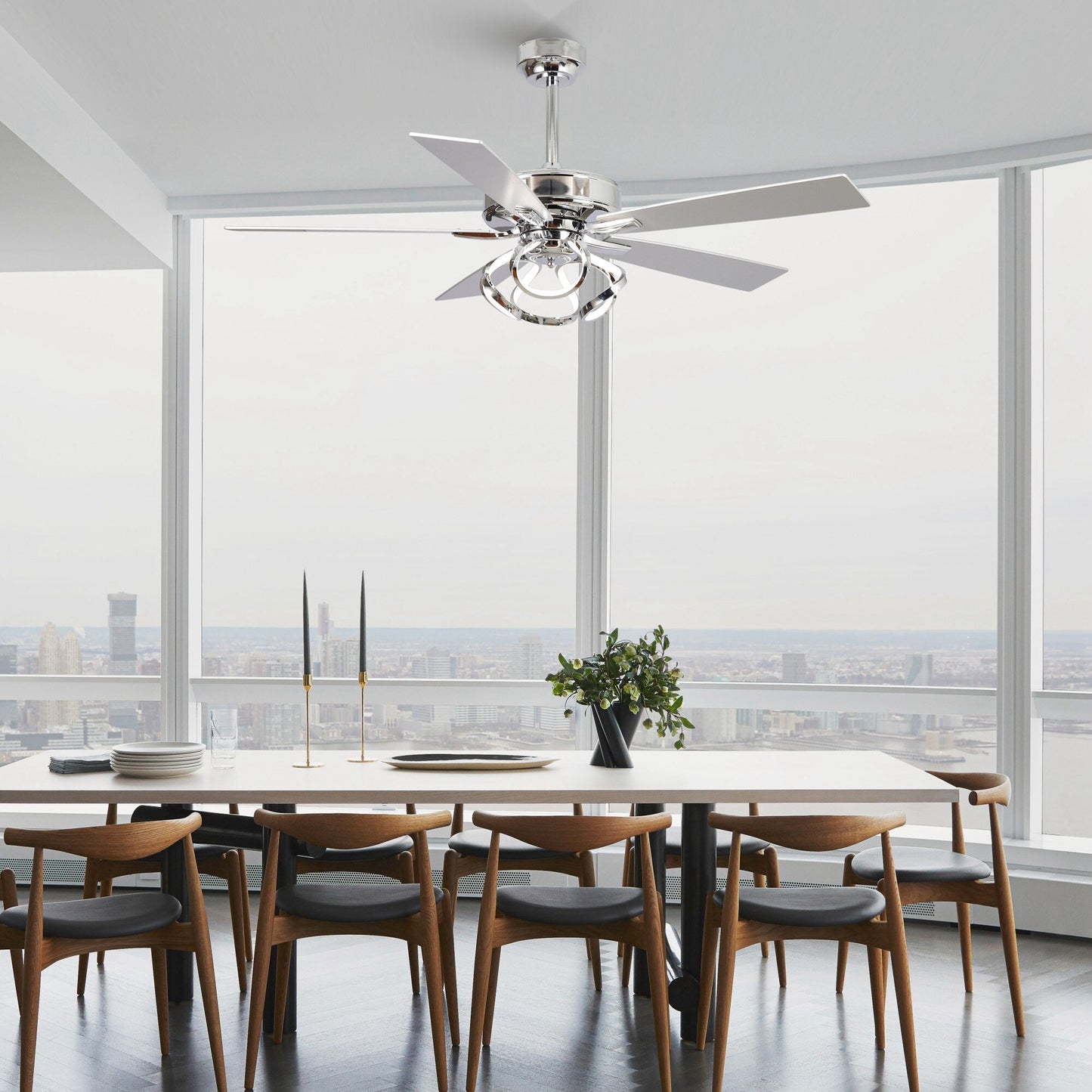 Ventilateur de plafond LED intérieur moderne à 52 pouces, chromé/noir, avec éclairage et télécommande, et fonction de gradation.