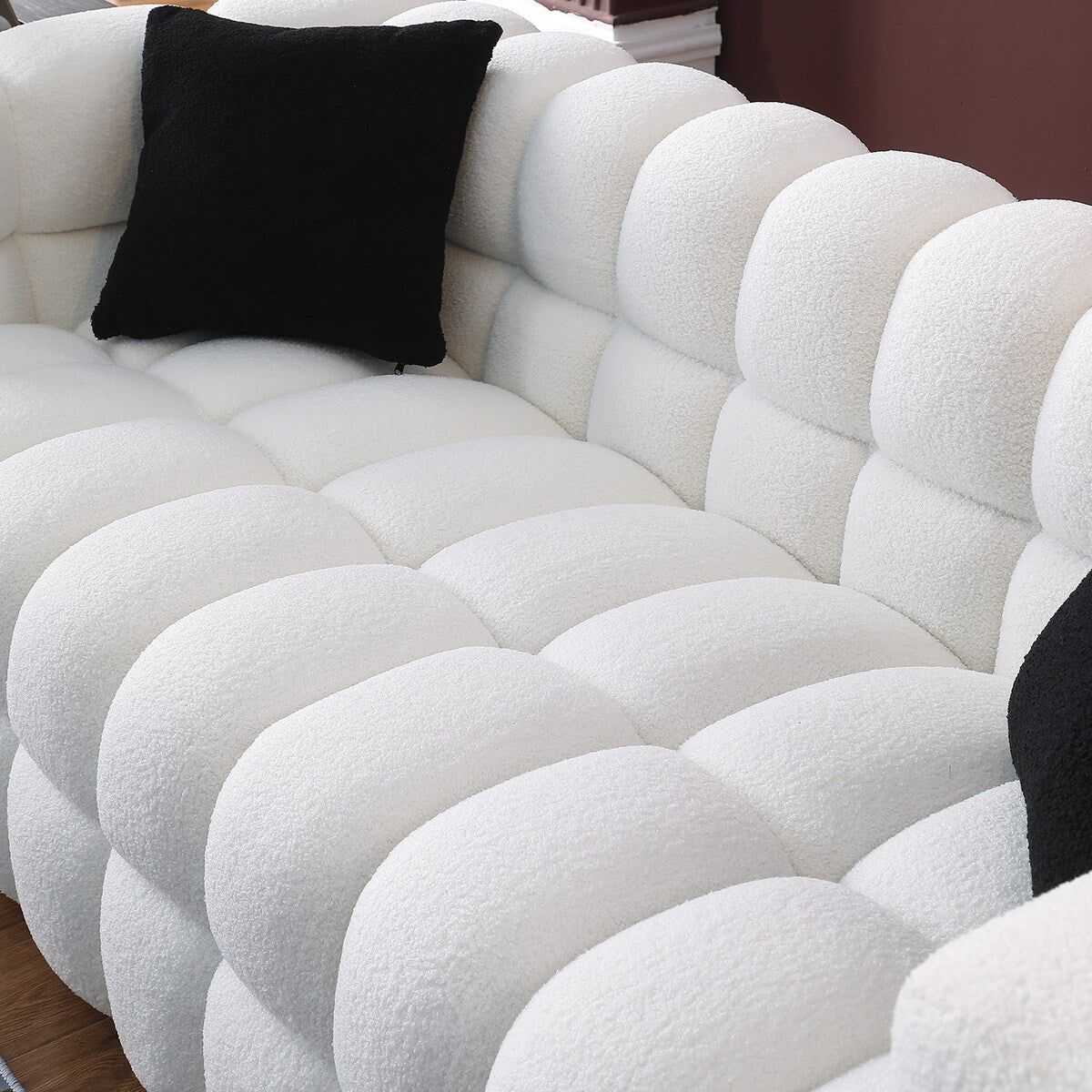 84.3 Canapé 3 places luxueux et spacieux en bouclé, recouvert de tissu Marshmallow, avec 2 coussins carrés décoratifs et accoudoirs carrés.