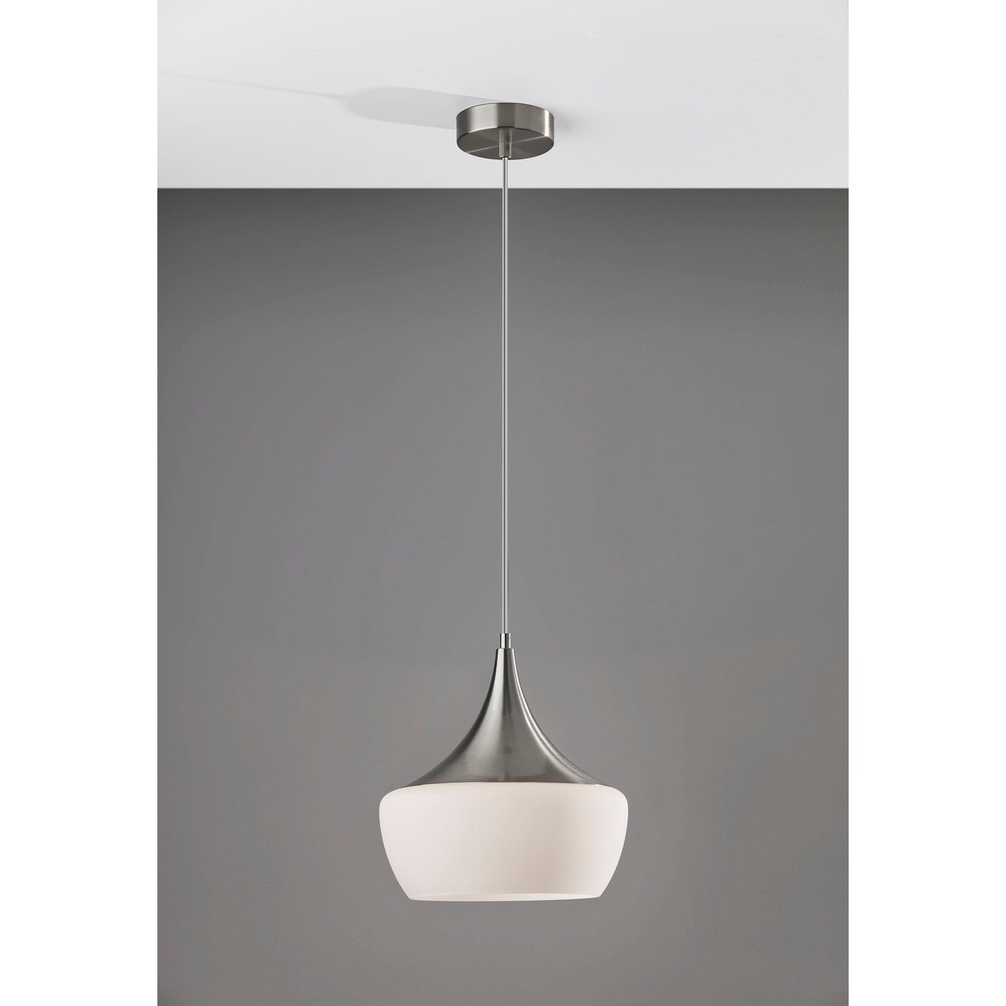 Lampe suspendue Eliza en noir ou en acier d'Adesso