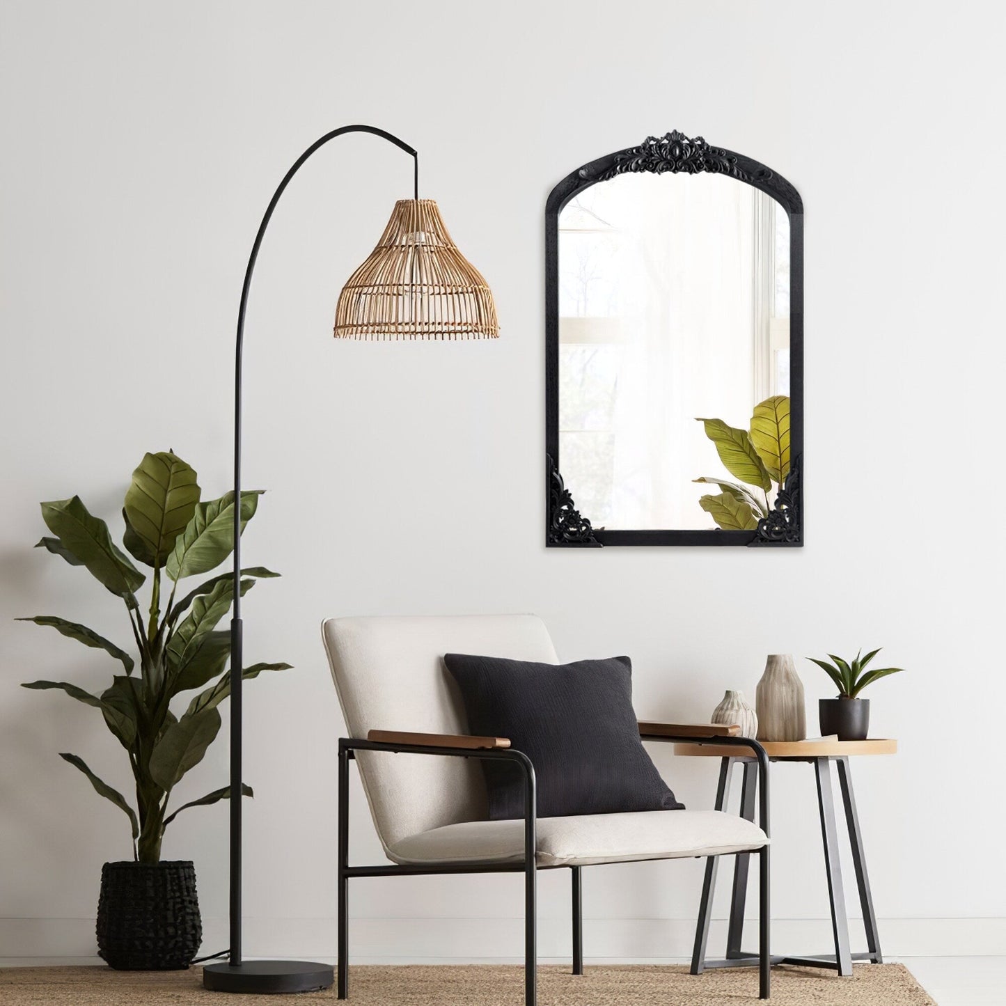 Grand miroir de sol en bois massif à encadrement incurvé et sculpture