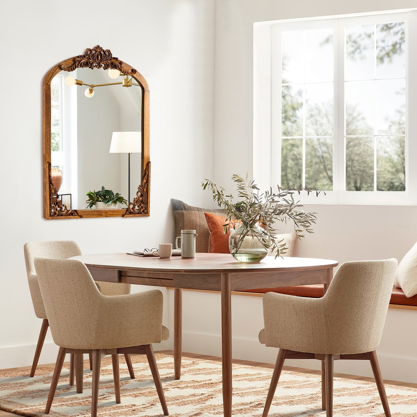 Grand miroir de sol en bois massif à encadrement incurvé et sculpture