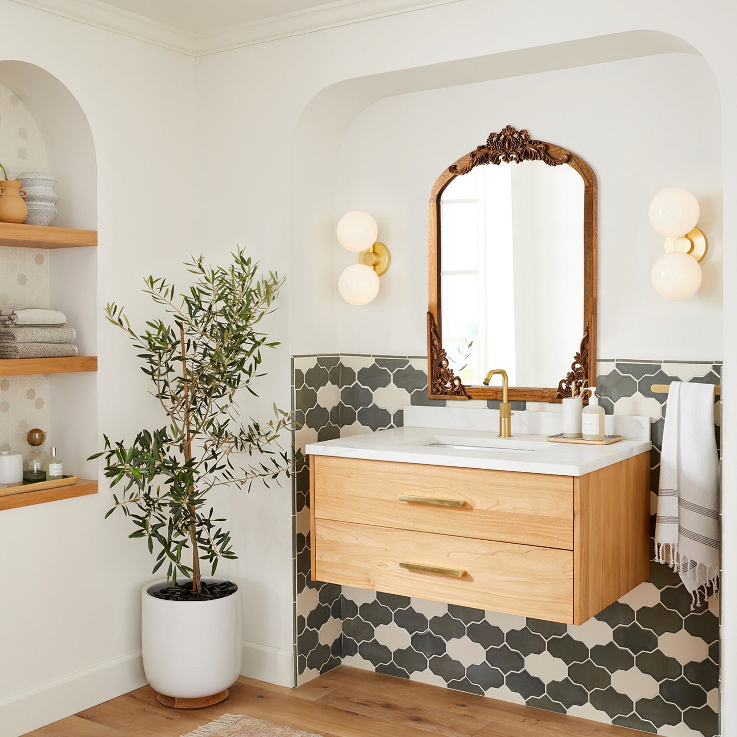 Grand miroir de sol en bois massif à encadrement incurvé et sculpture