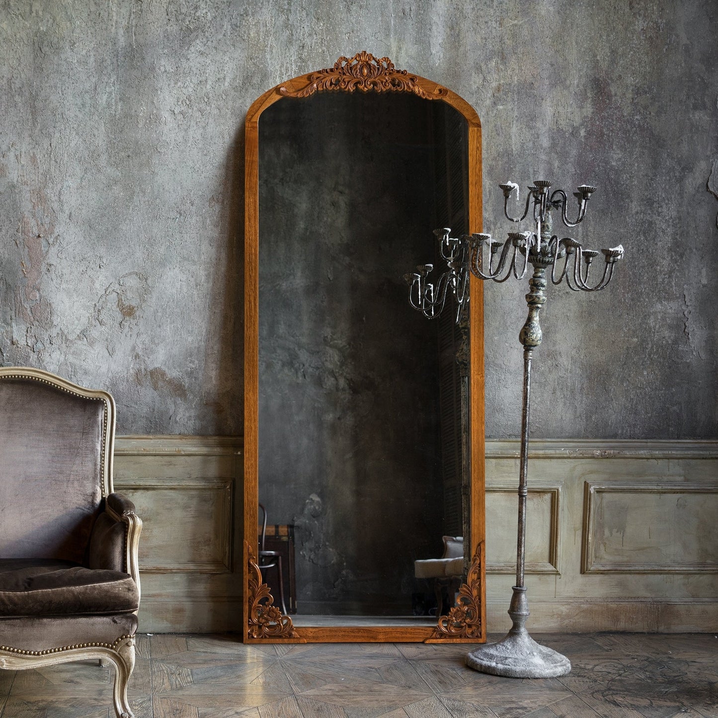 Grand miroir de sol en bois massif à encadrement incurvé et sculpture