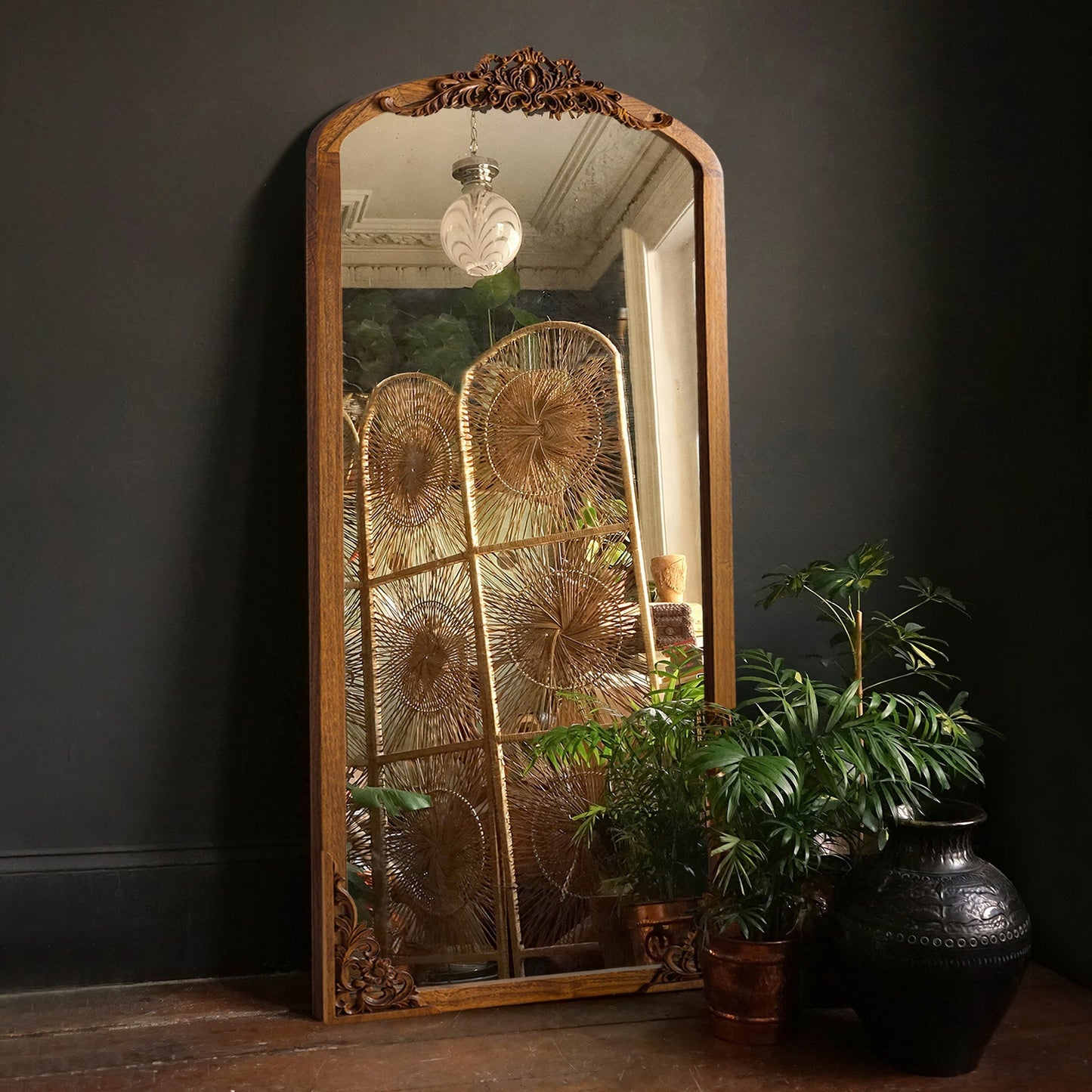 Grand miroir de sol en bois massif à encadrement incurvé et sculpture