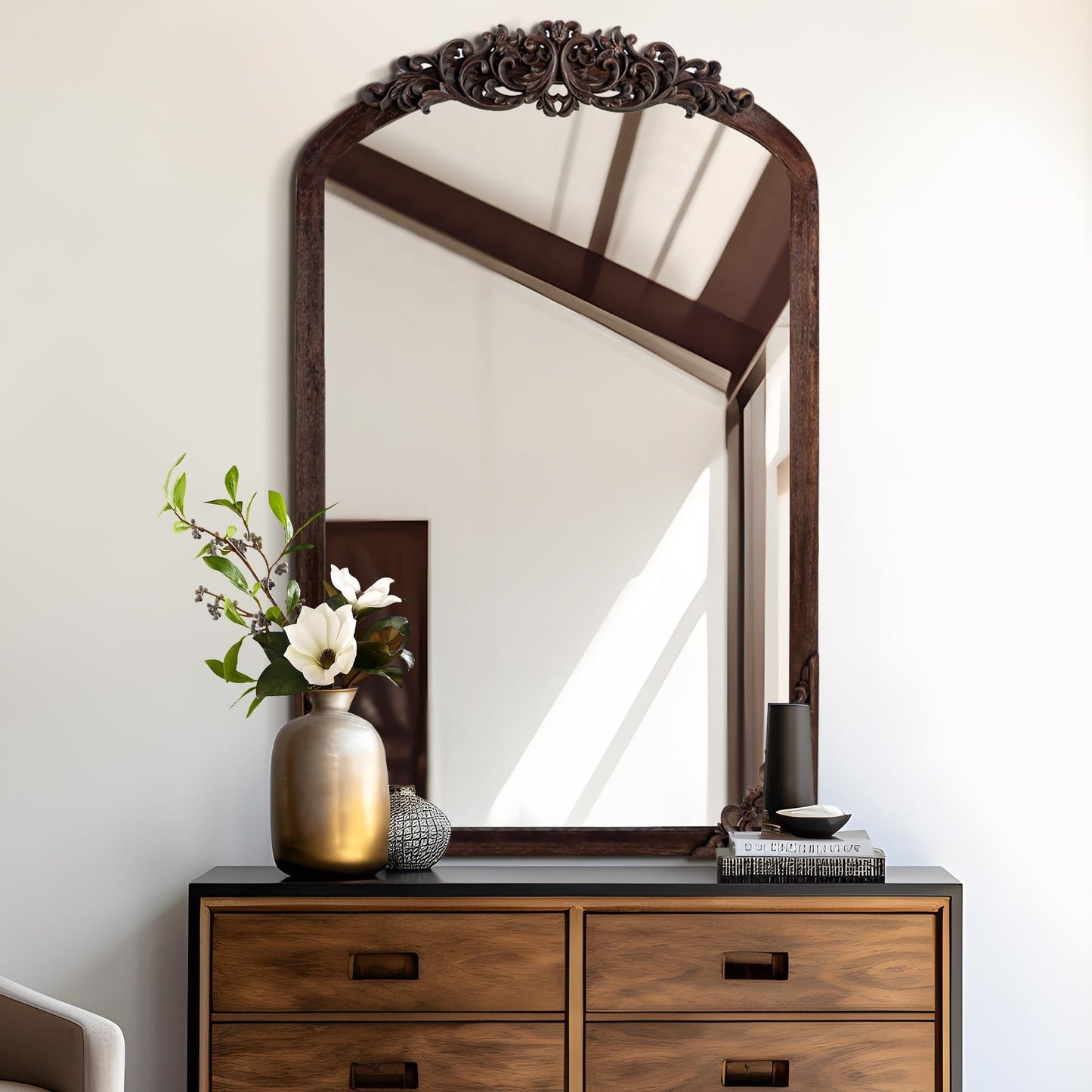 Grand miroir de sol en bois massif à encadrement incurvé et sculpture