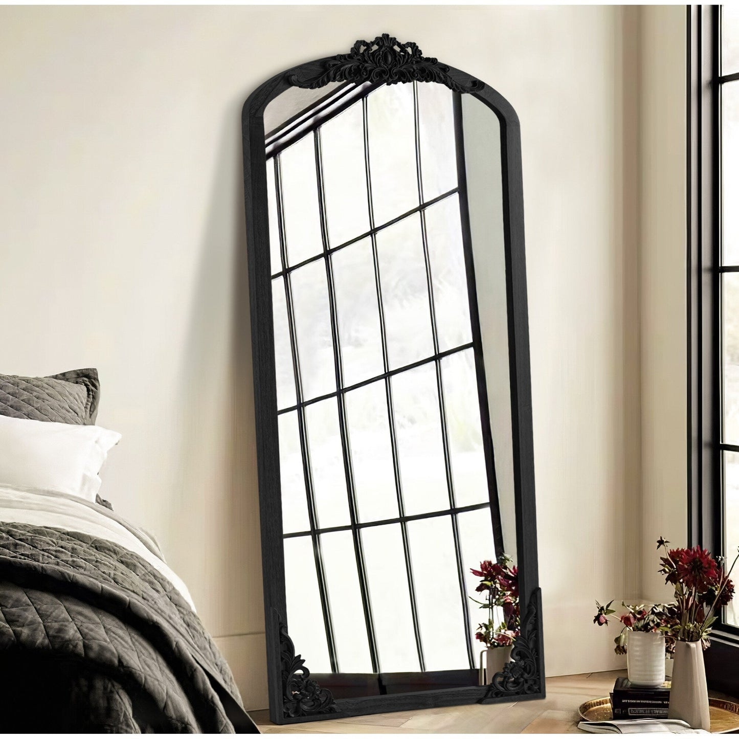 Grand miroir de sol en bois massif à encadrement incurvé et sculpture