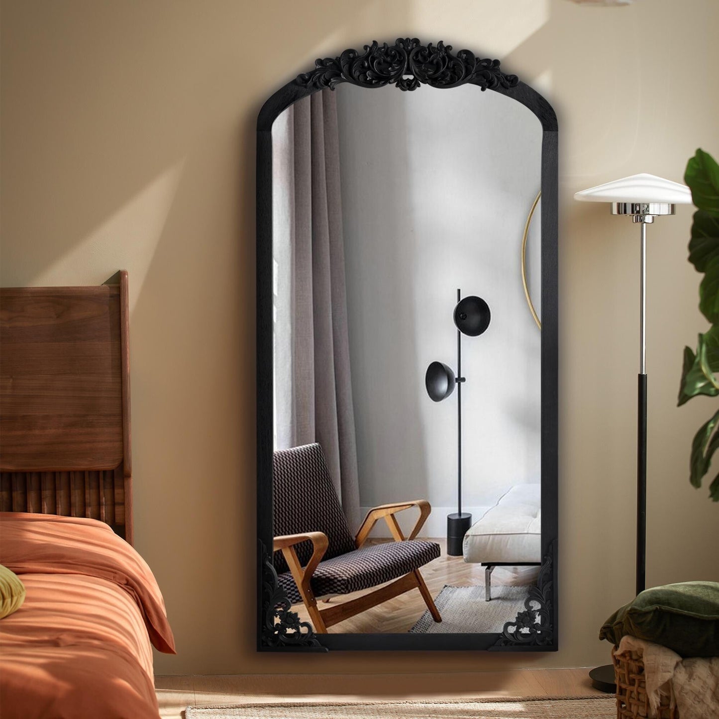 Grand miroir de sol en bois massif à encadrement incurvé et sculpture