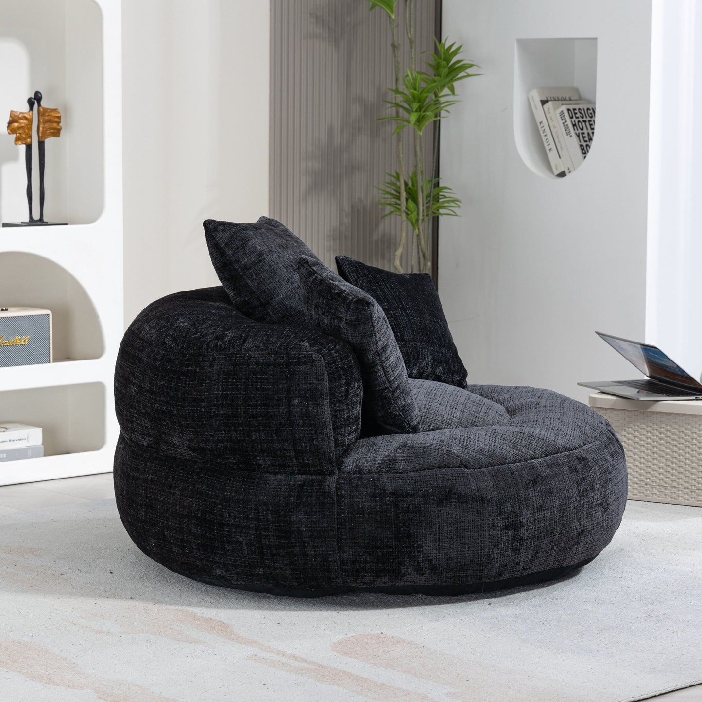 Canapé pouf géant noir en chenille 42.52, pour chambre à coucher, avec trois coussins.