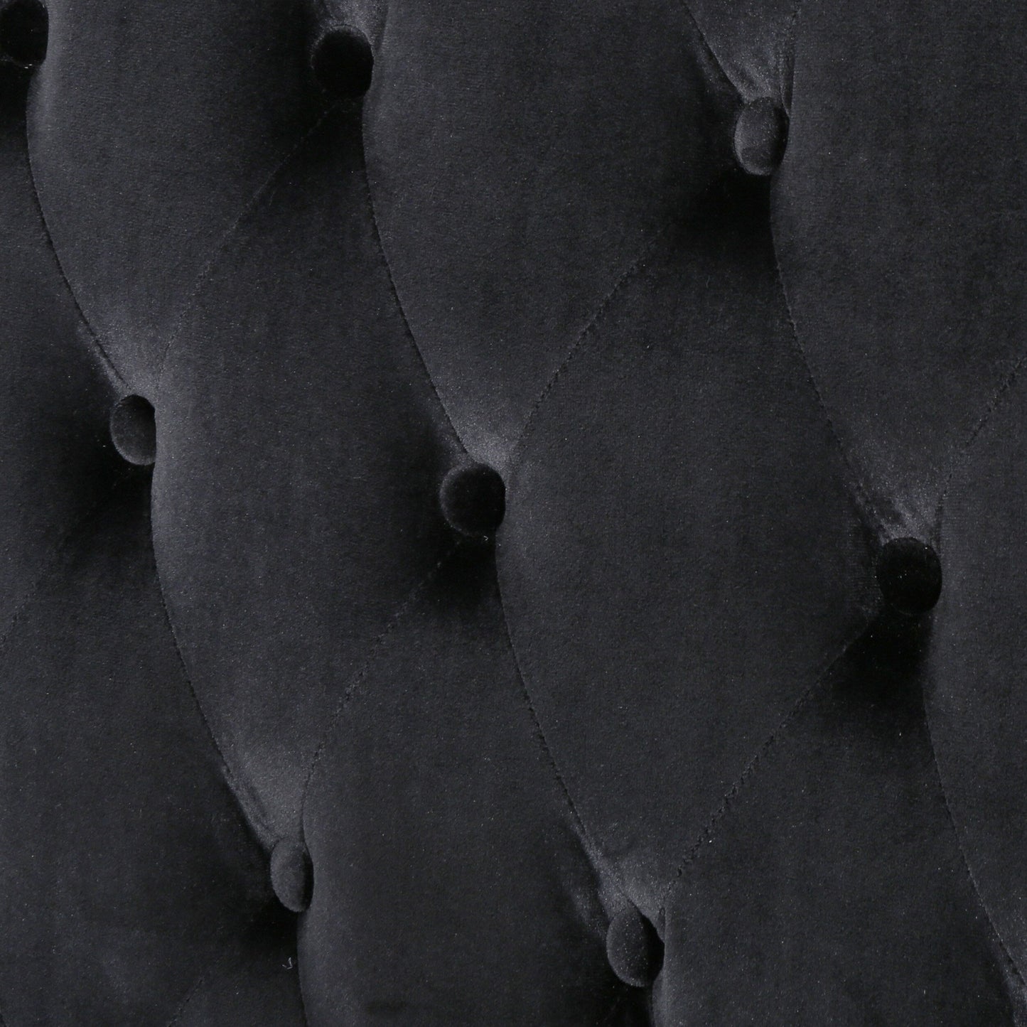 Canapé deux places à dossier haut et accoudoirs capitonnés en velours noir.