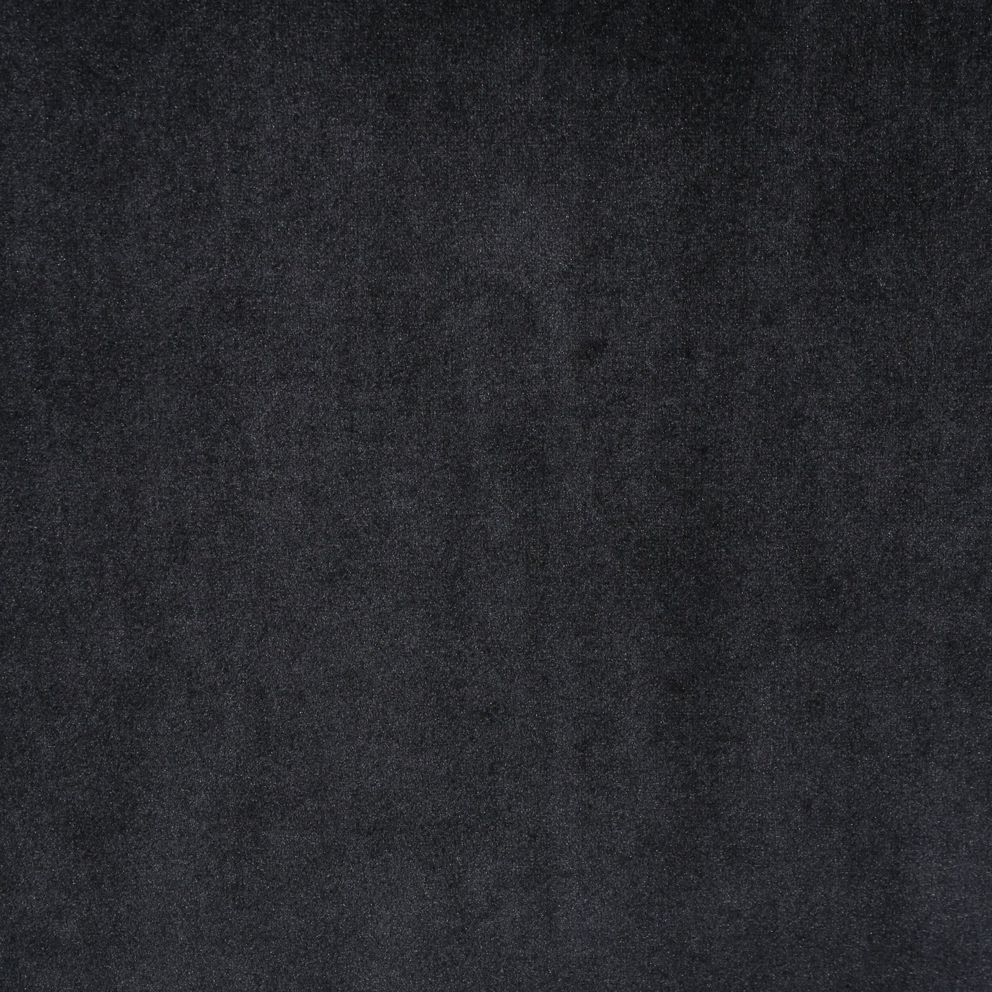 Canapé deux places à dossier haut et accoudoirs capitonnés en velours noir.