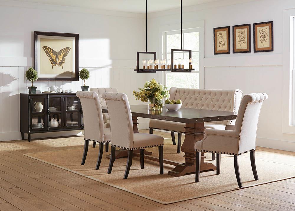 Fauteuil à dossier capitonné et accoudoirs, recouvert de tissu beige, modèle Alana