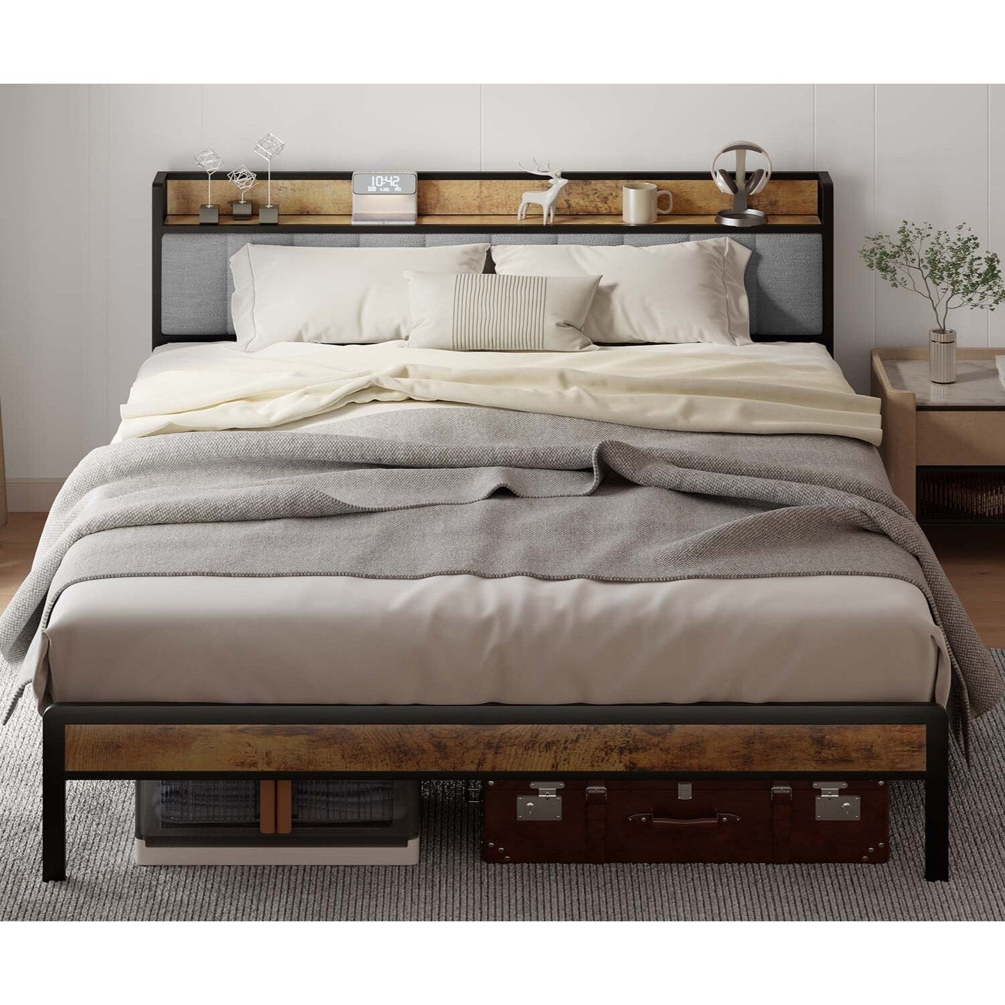 Cadre de lit à plateforme en métal pour matelas Twin / Double / Queen / King avec tête de lit rembourrée et rangement.
