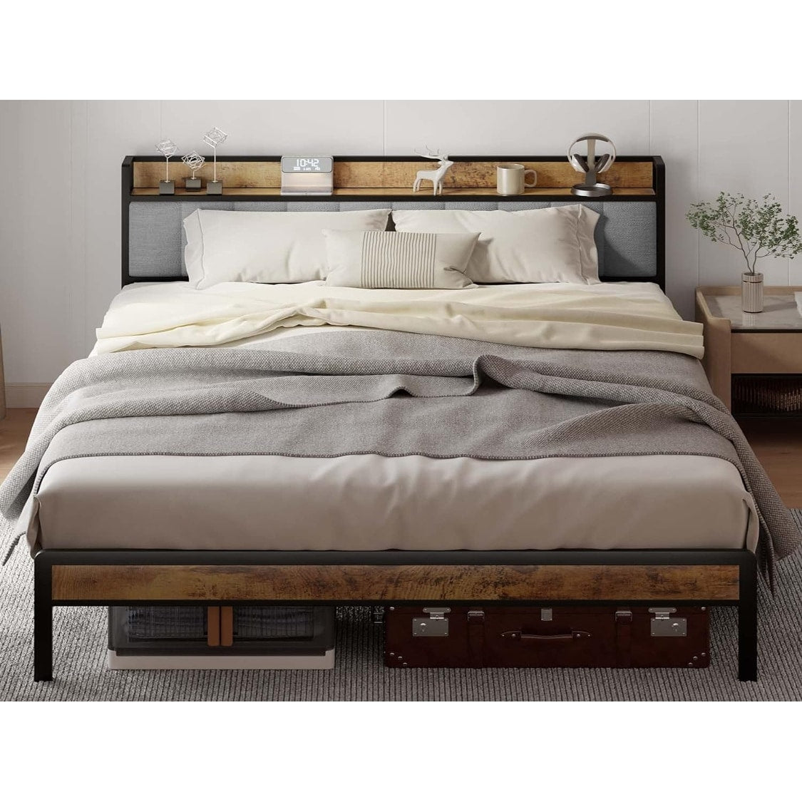 Cadre de lit à plateforme en métal pour matelas Twin / Double / Queen / King avec tête de lit rembourrée et rangement.