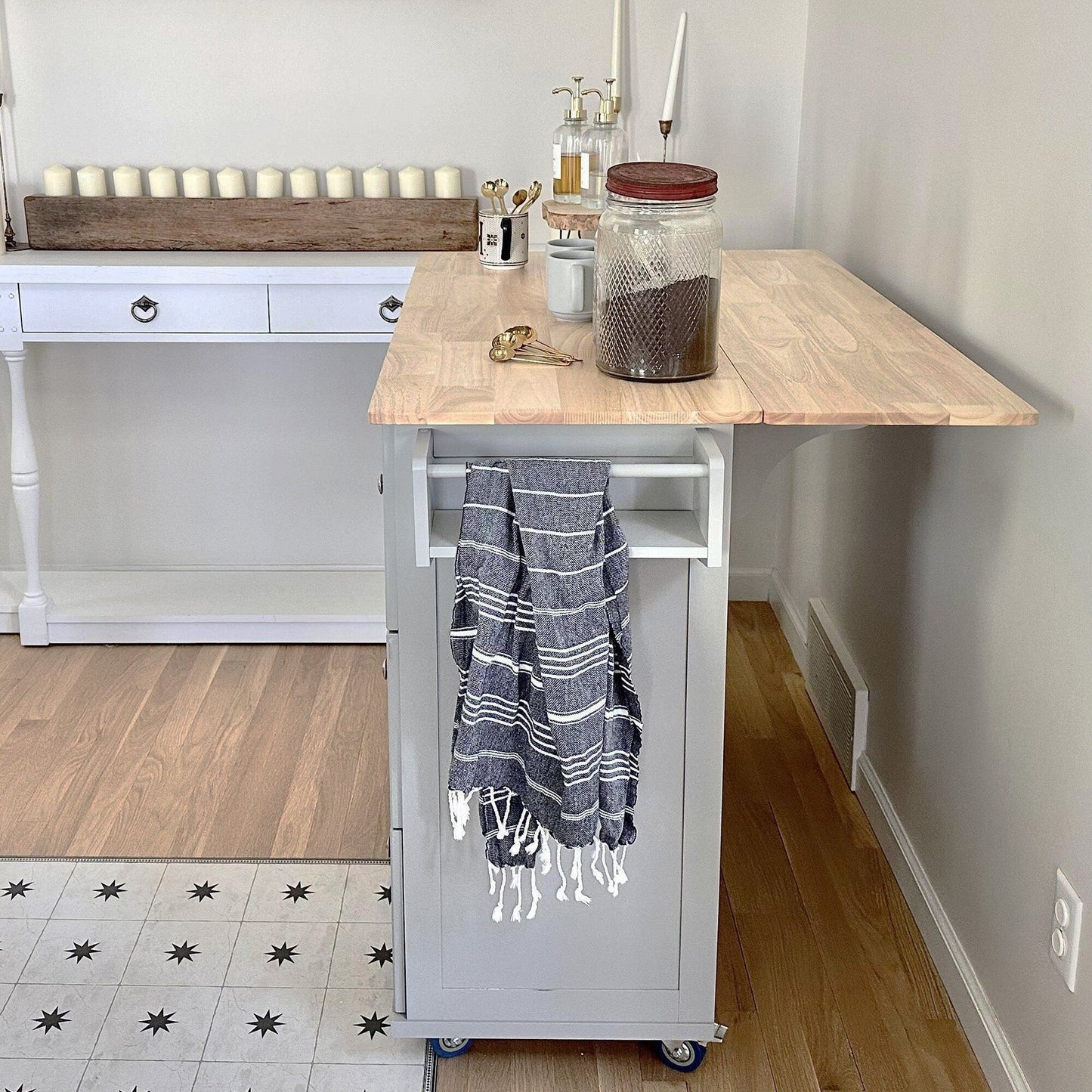 Chariot d'îlot de cuisine Sophia & William avec plateau rabattable et plateau en bois de caoutchouc, chariot de cuisine roulant avec grand placard de rangement