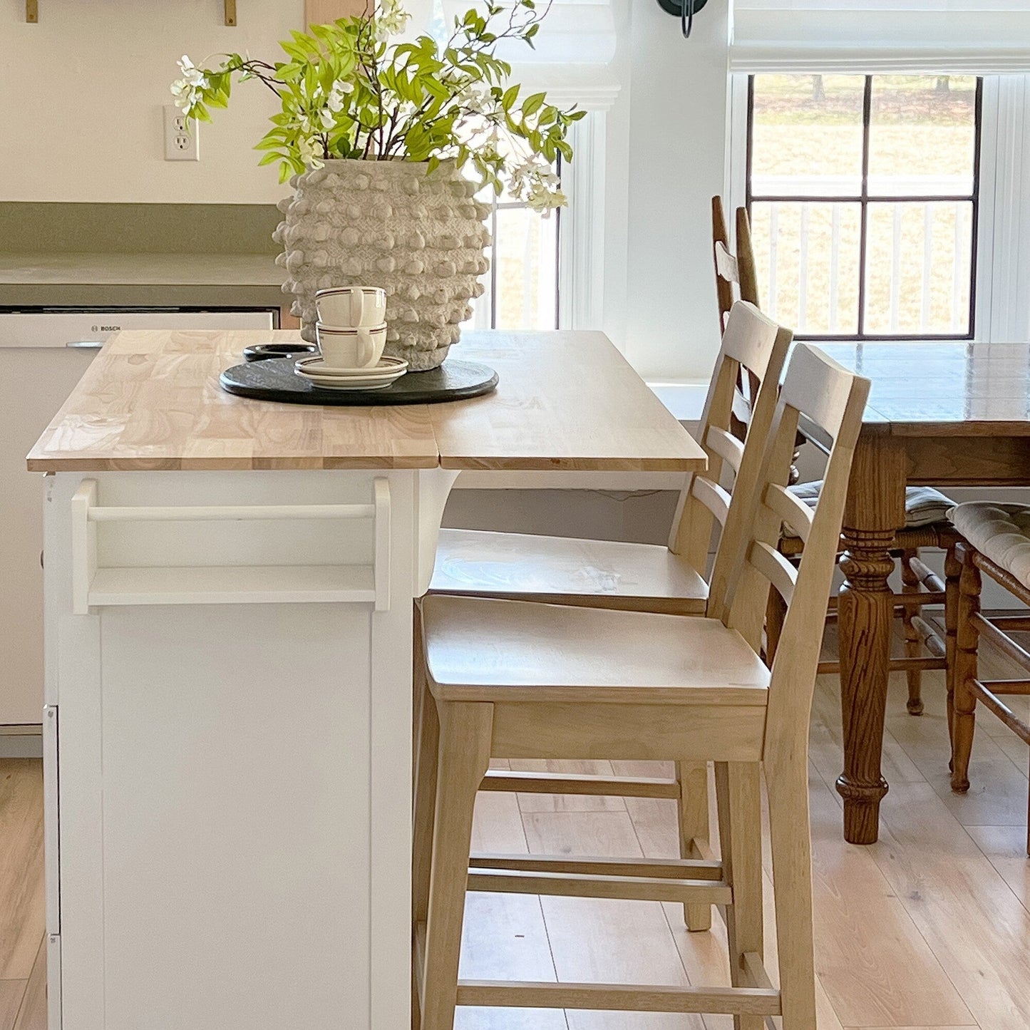 Chariot d'îlot de cuisine Sophia & William avec plateau rabattable et plateau en bois de caoutchouc, chariot de cuisine roulant avec grand placard de rangement