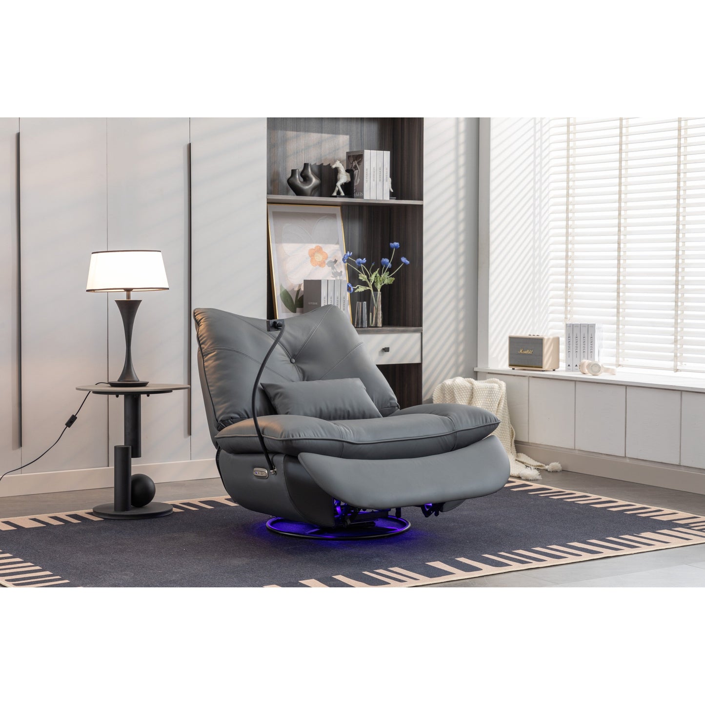 Fauteuil inclinable pivotant à glissement électrique avec haut-parleurs Bluetooth, porte-téléphone, ports de charge USB et Type-C, et rangement caché dans les accoudoirs.