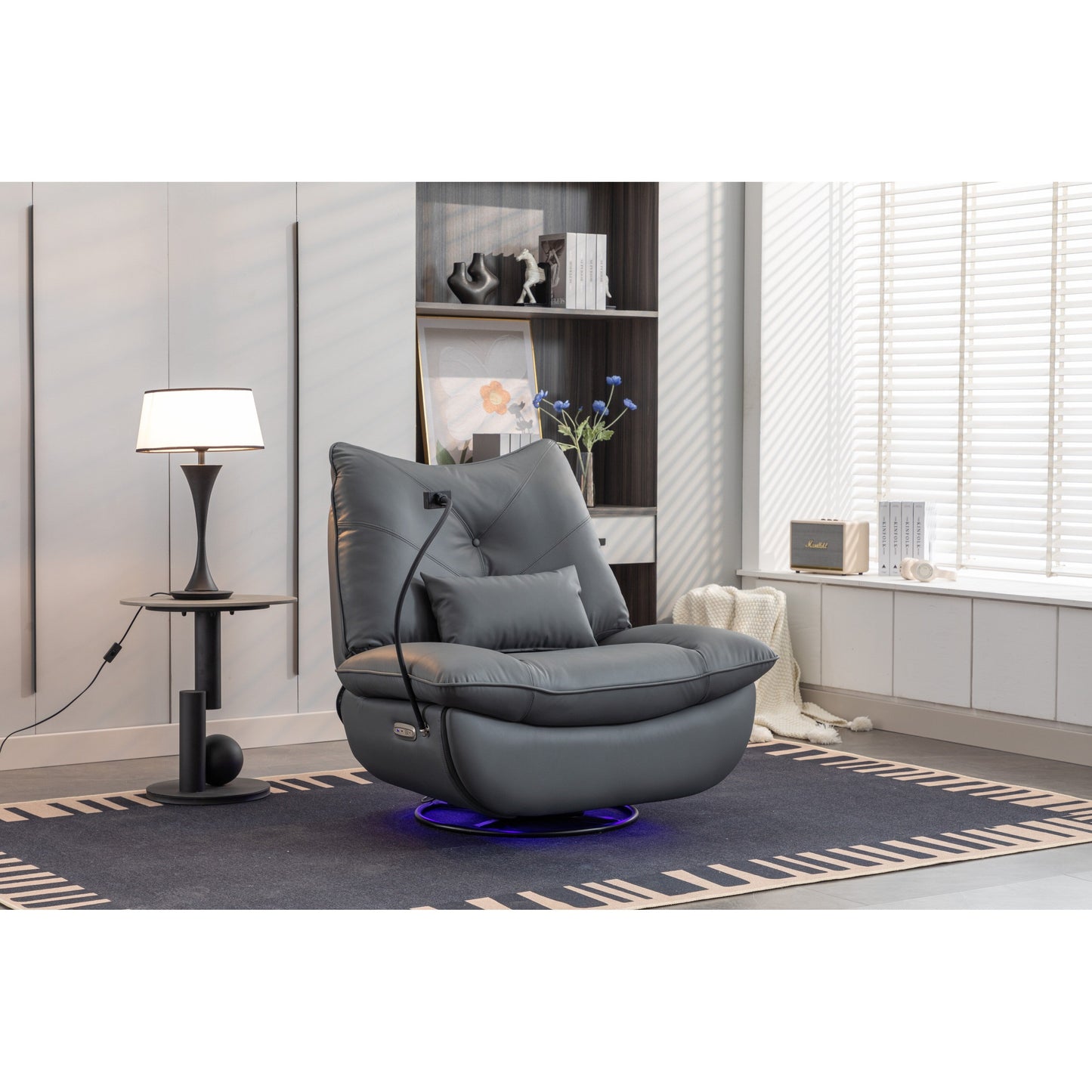 Fauteuil inclinable pivotant à glissement électrique avec haut-parleurs Bluetooth, porte-téléphone, ports de charge USB et Type-C, et rangement caché dans les accoudoirs.