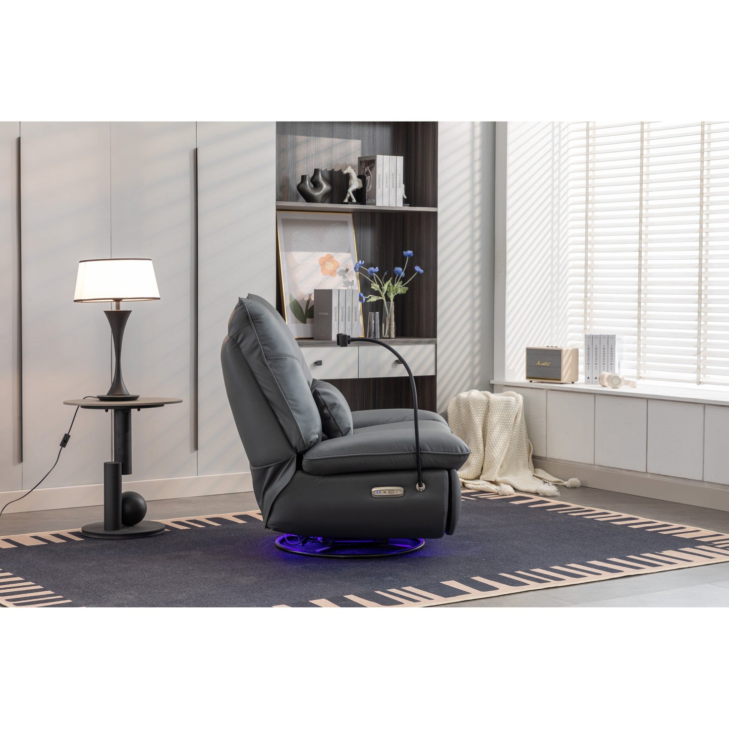 Fauteuil inclinable pivotant à glissement électrique avec haut-parleurs Bluetooth, porte-téléphone, ports de charge USB et Type-C, et rangement caché dans les accoudoirs.
