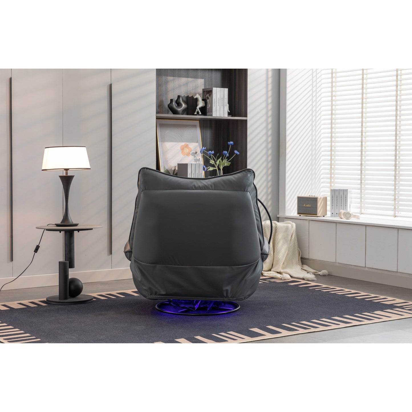 Fauteuil inclinable pivotant à glissement électrique avec haut-parleurs Bluetooth, porte-téléphone, ports de charge USB et Type-C, et rangement caché dans les accoudoirs.