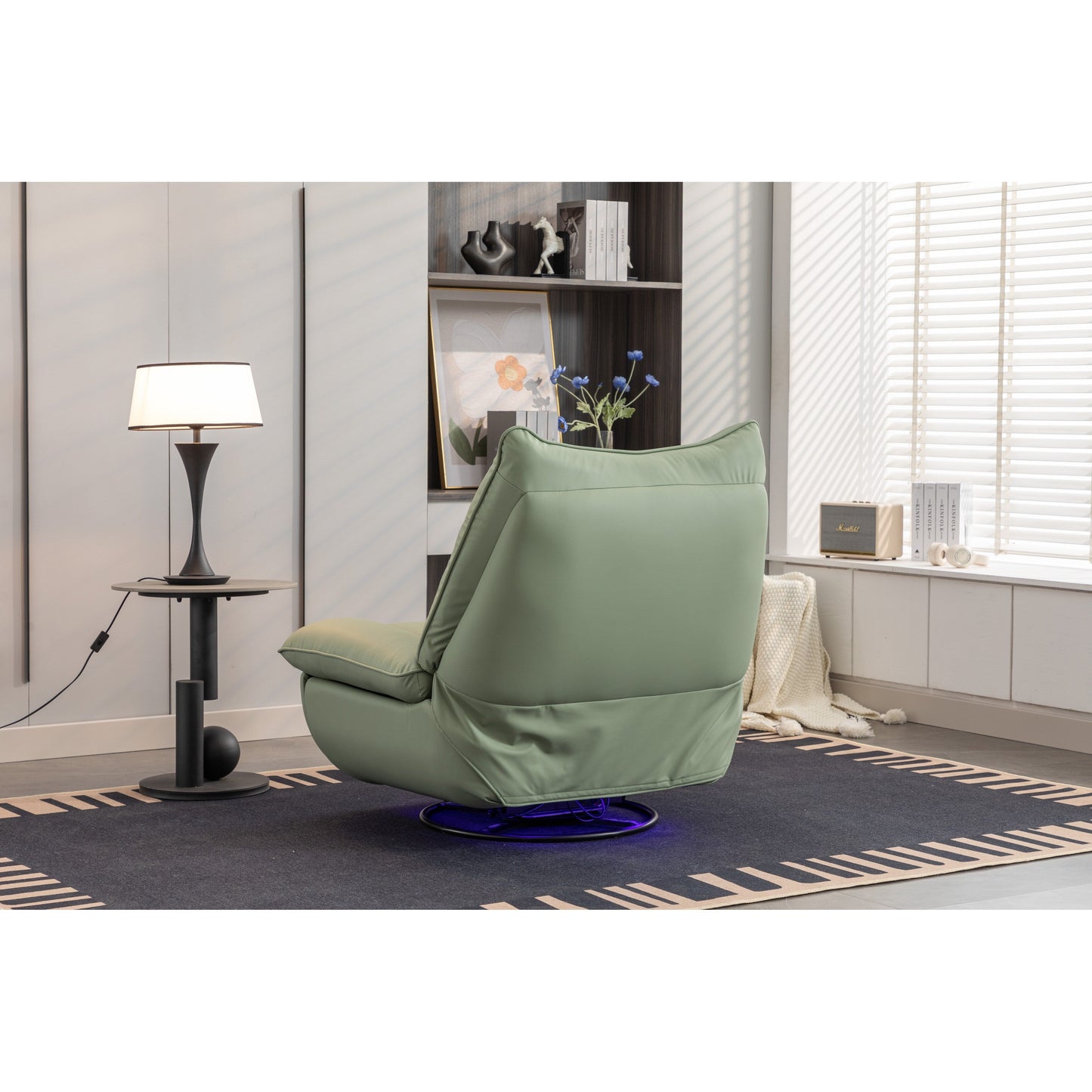 Fauteuil inclinable pivotant à glissement électrique avec haut-parleurs Bluetooth, porte-téléphone, ports de charge USB et Type-C, et rangement caché dans les accoudoirs.