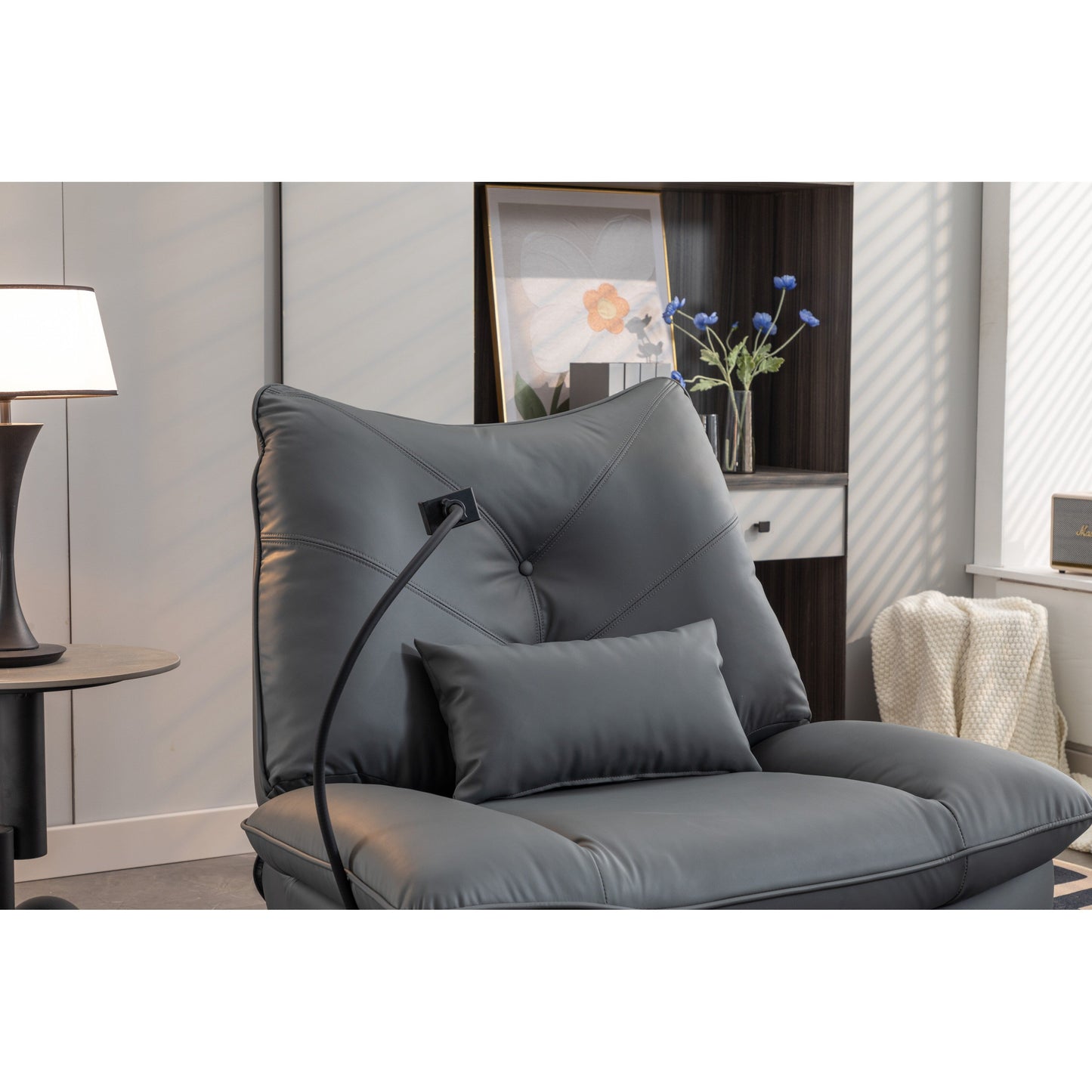 Fauteuil inclinable pivotant à glissement électrique avec haut-parleurs Bluetooth, porte-téléphone, ports de charge USB et Type-C, et rangement caché dans les accoudoirs.