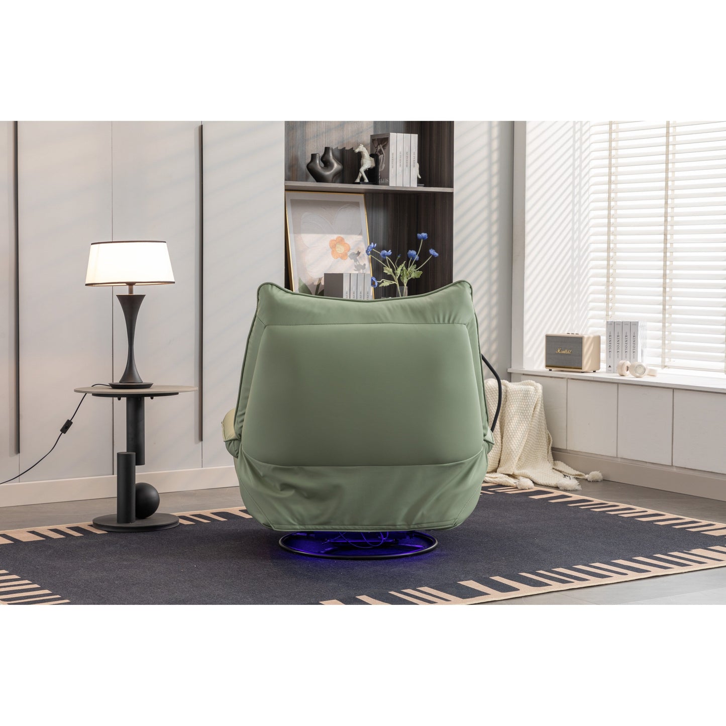Fauteuil inclinable pivotant à glissement électrique avec haut-parleurs Bluetooth, porte-téléphone, ports de charge USB et Type-C, et rangement caché dans les accoudoirs.