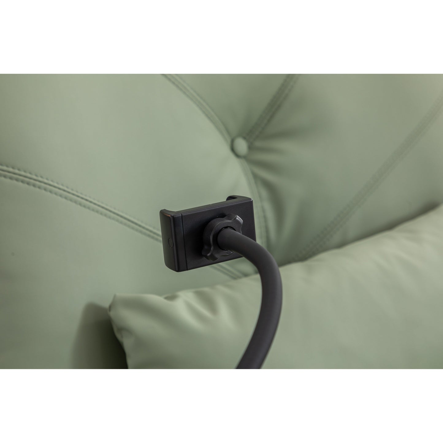 Fauteuil inclinable pivotant à glissement électrique avec haut-parleurs Bluetooth, porte-téléphone, ports de charge USB et Type-C, et rangement caché dans les accoudoirs.