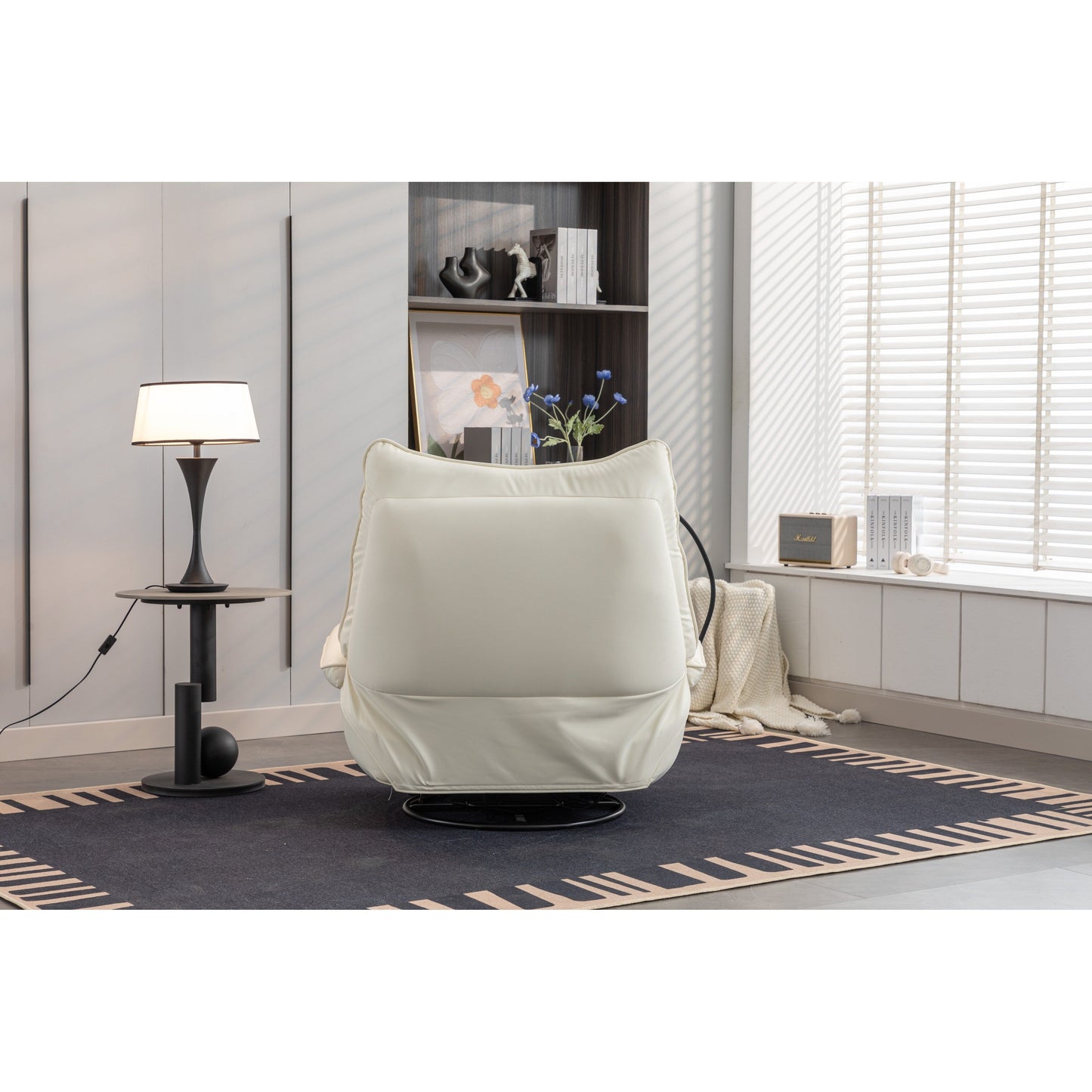 Fauteuil inclinable pivotant à glissement électrique avec haut-parleurs Bluetooth, porte-téléphone, ports de charge USB et Type-C, et rangement caché dans les accoudoirs.
