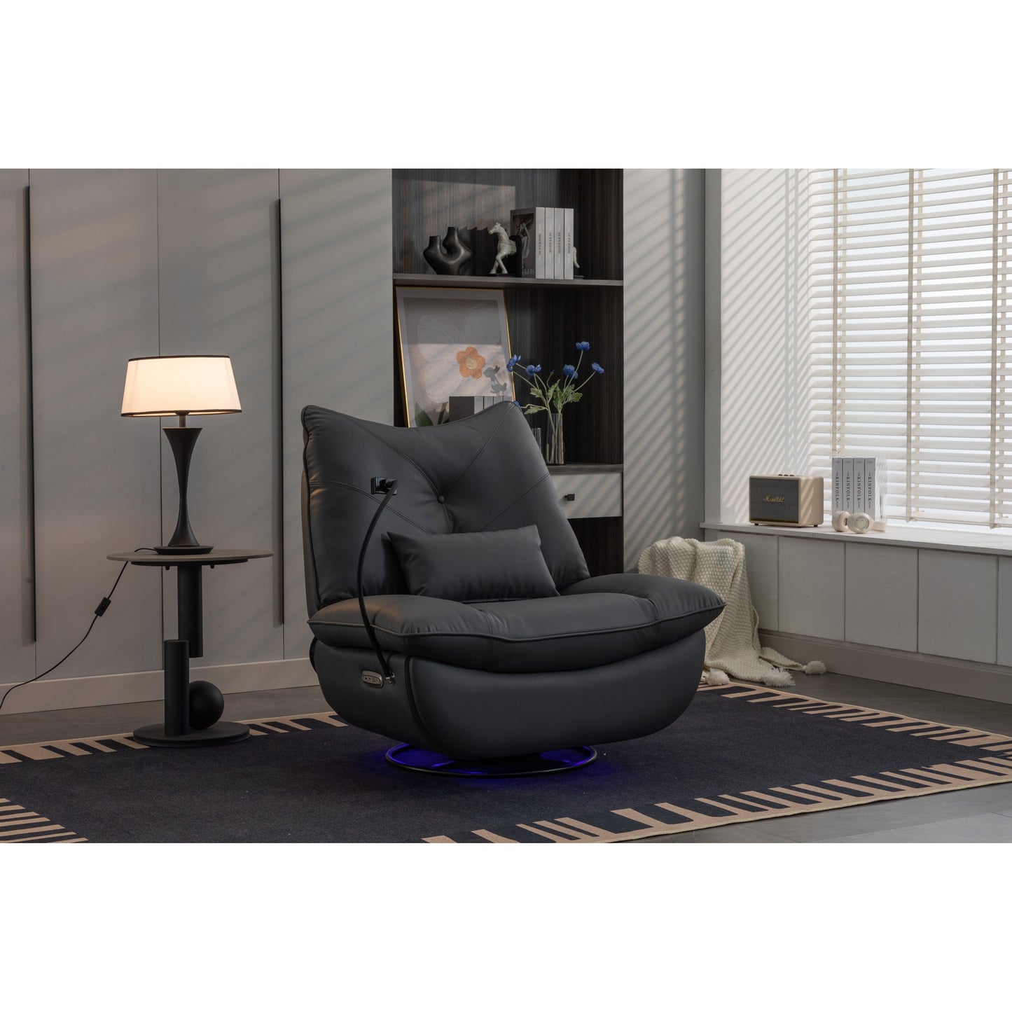 Fauteuil inclinable pivotant à glissement électrique avec haut-parleurs Bluetooth, porte-téléphone, ports de charge USB et Type-C, et rangement caché dans les accoudoirs.