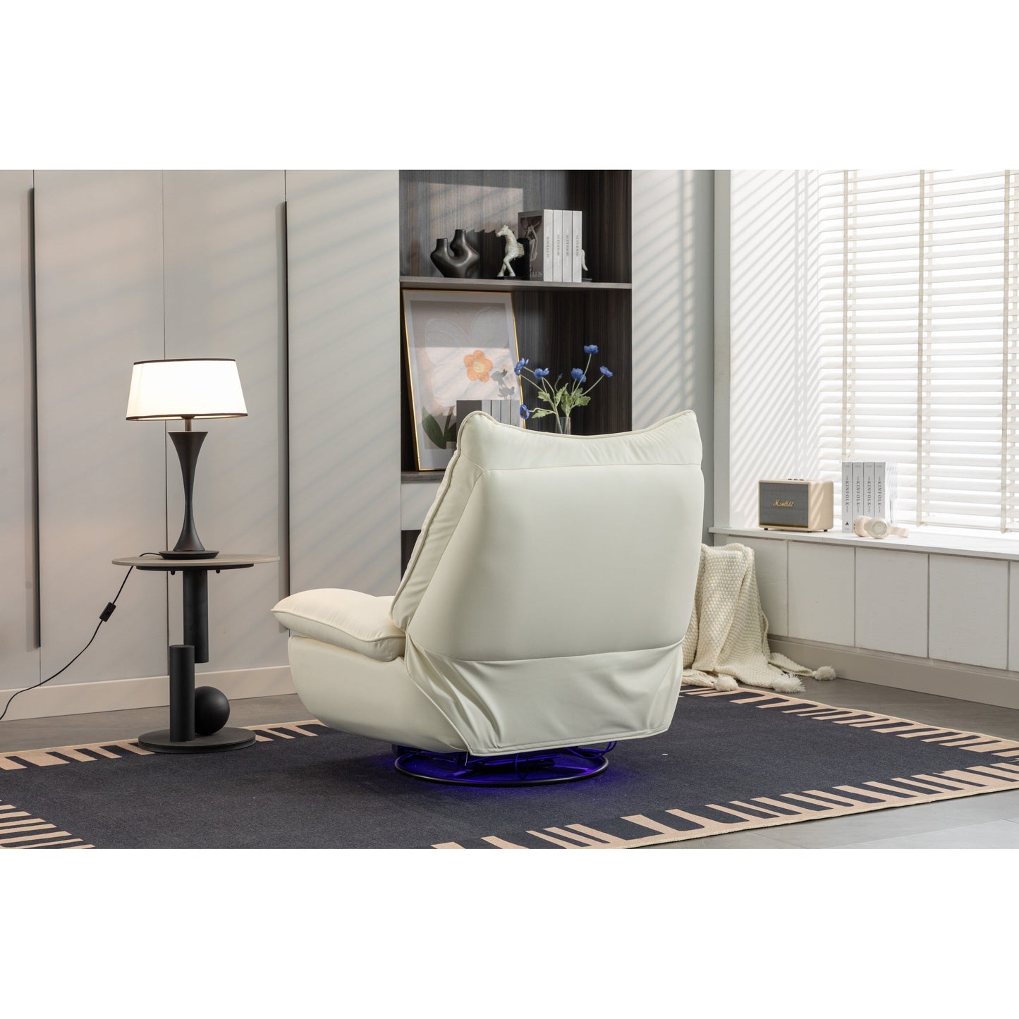 Fauteuil inclinable pivotant à glissement électrique avec haut-parleurs Bluetooth, porte-téléphone, ports de charge USB et Type-C, et rangement caché dans les accoudoirs.