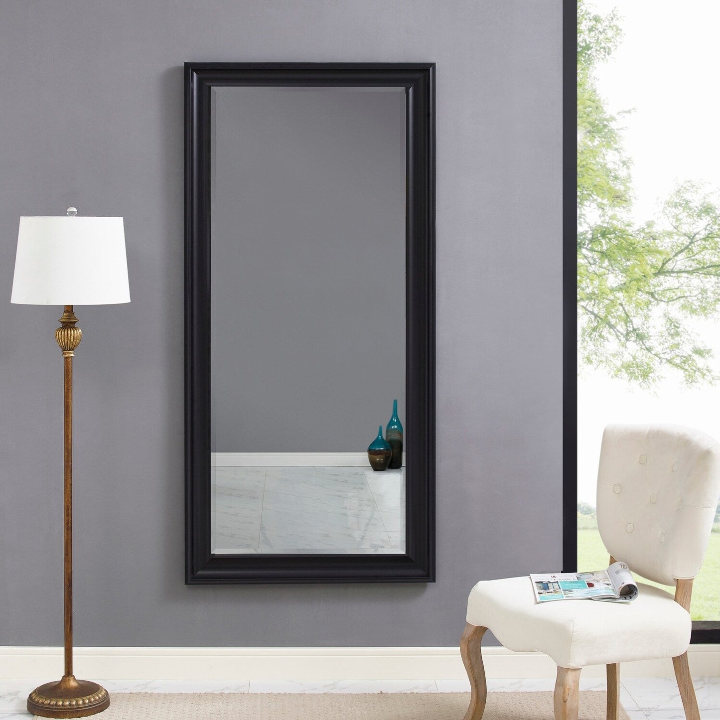 Grand miroir, miroir pleine taille, miroir rectangulaire mural suspendu, avec cadre en faux bois lisse.