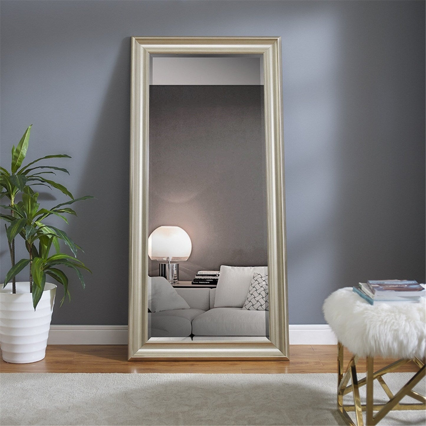 Grand miroir, miroir pleine taille, miroir rectangulaire mural suspendu, avec cadre en faux bois lisse.