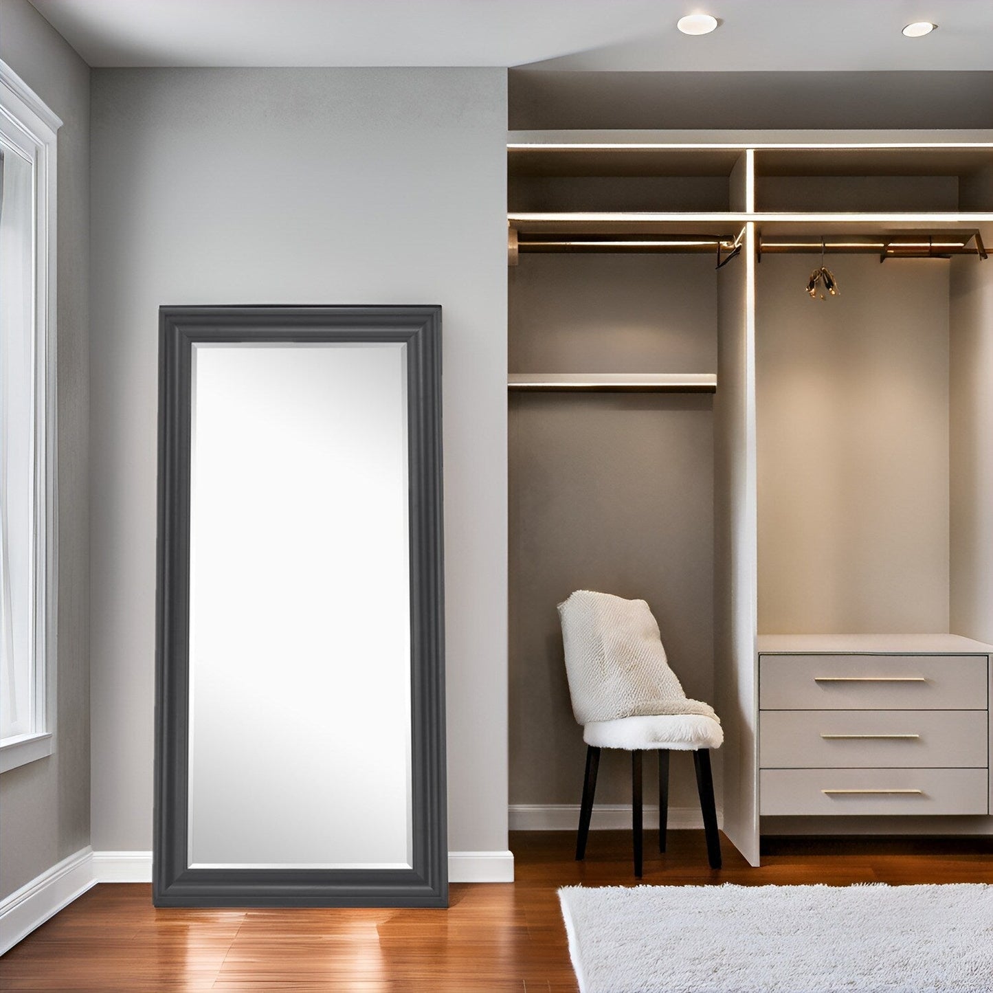 Grand miroir, miroir pleine taille, miroir rectangulaire mural suspendu, avec cadre en faux bois lisse.