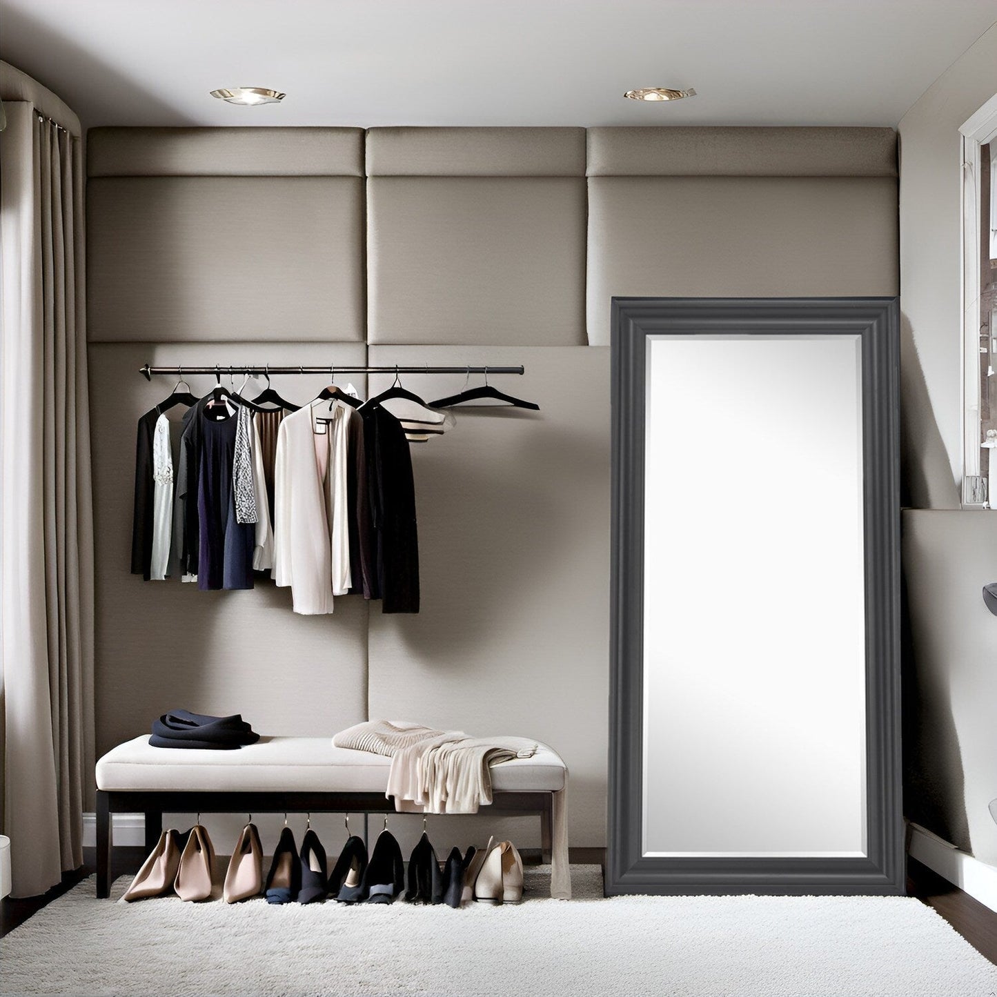 Grand miroir, miroir pleine taille, miroir rectangulaire mural suspendu, avec cadre en faux bois lisse.