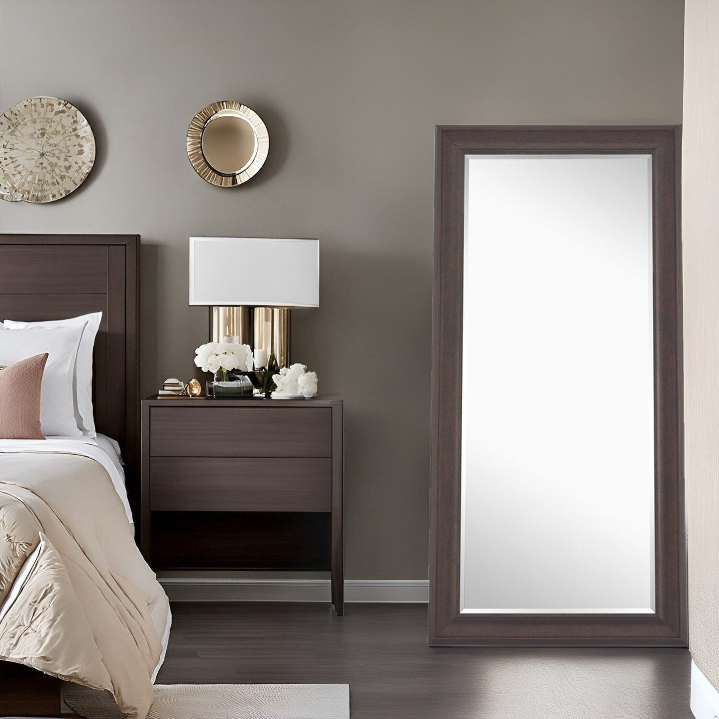 Grand miroir, miroir pleine taille, miroir rectangulaire mural suspendu, avec cadre en faux bois lisse.