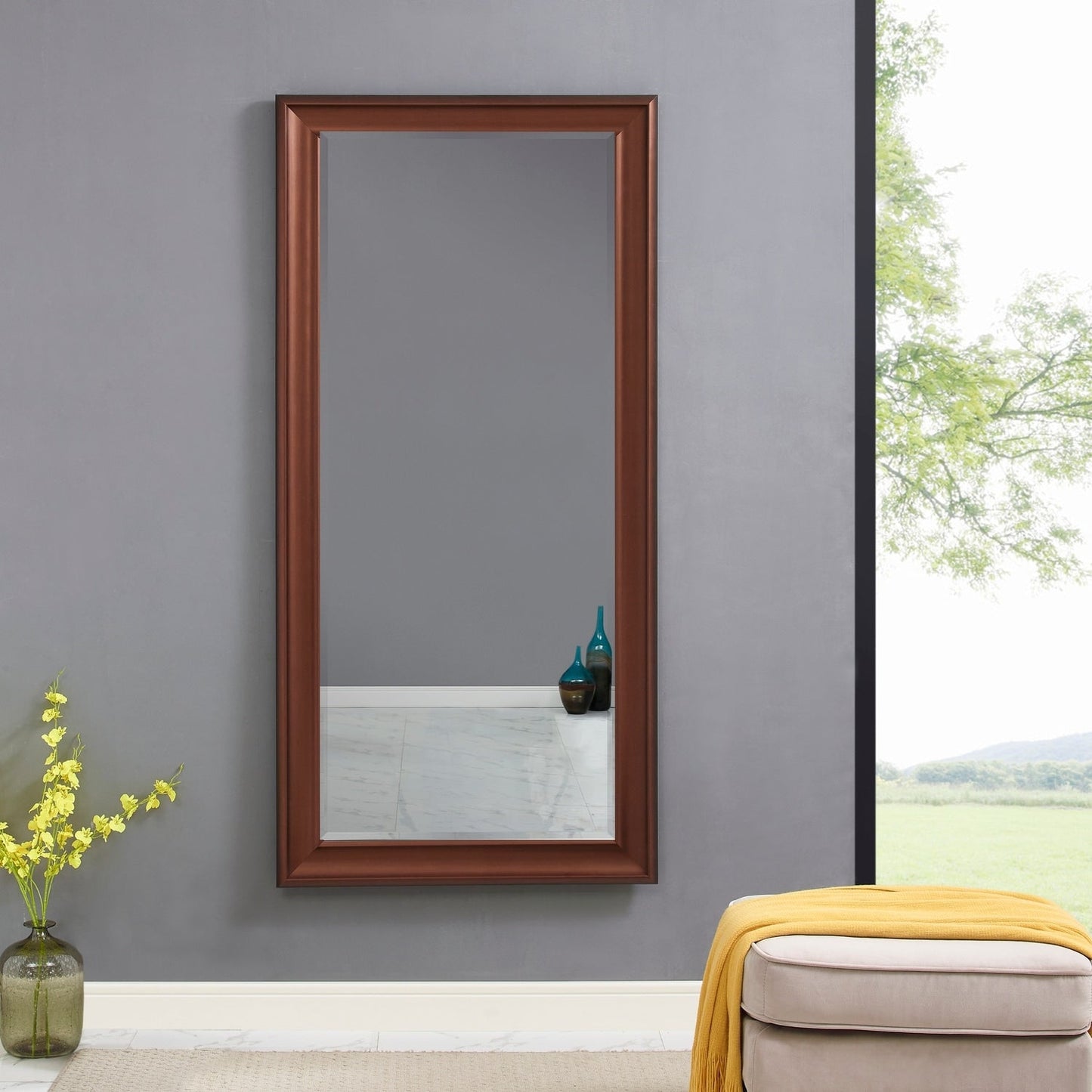 Grand miroir, miroir pleine taille, miroir rectangulaire mural suspendu, avec cadre en faux bois lisse.