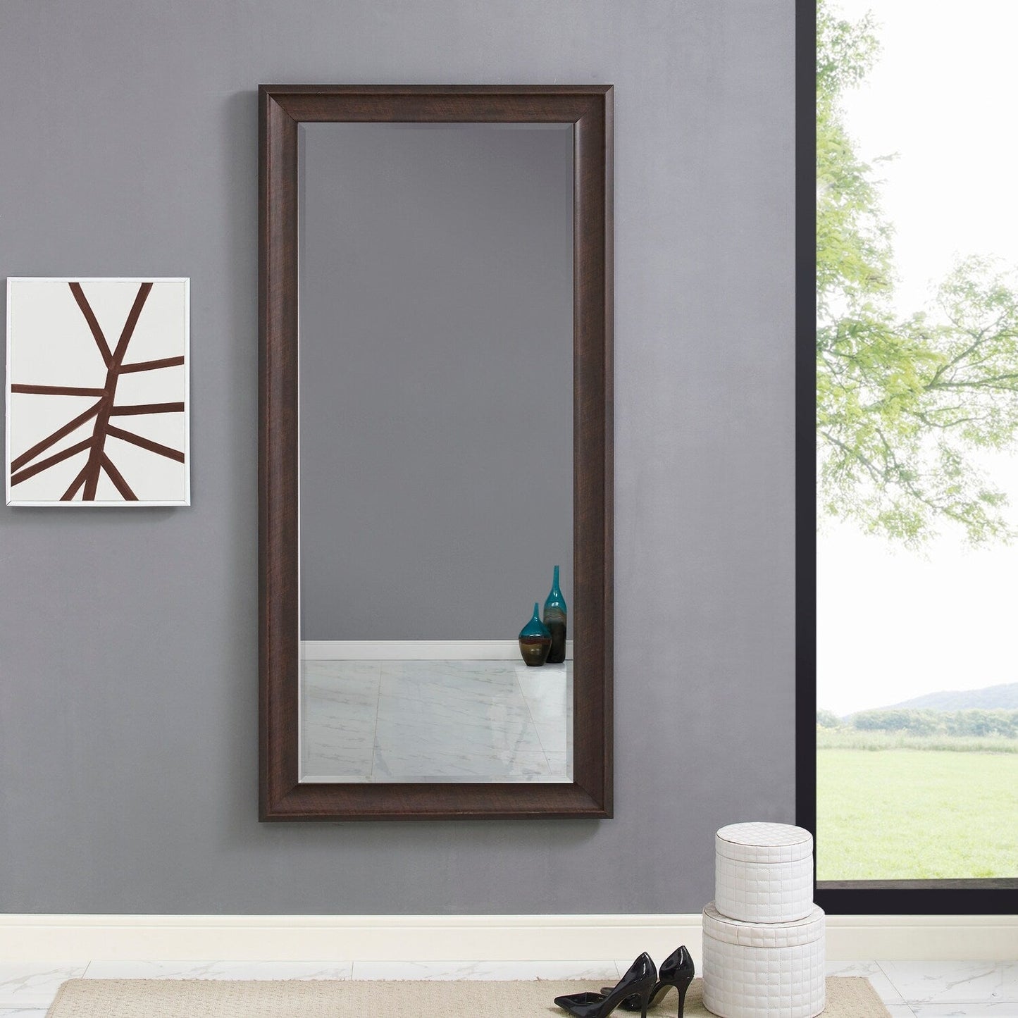 Grand miroir, miroir pleine taille, miroir rectangulaire mural suspendu, avec cadre en faux bois lisse.