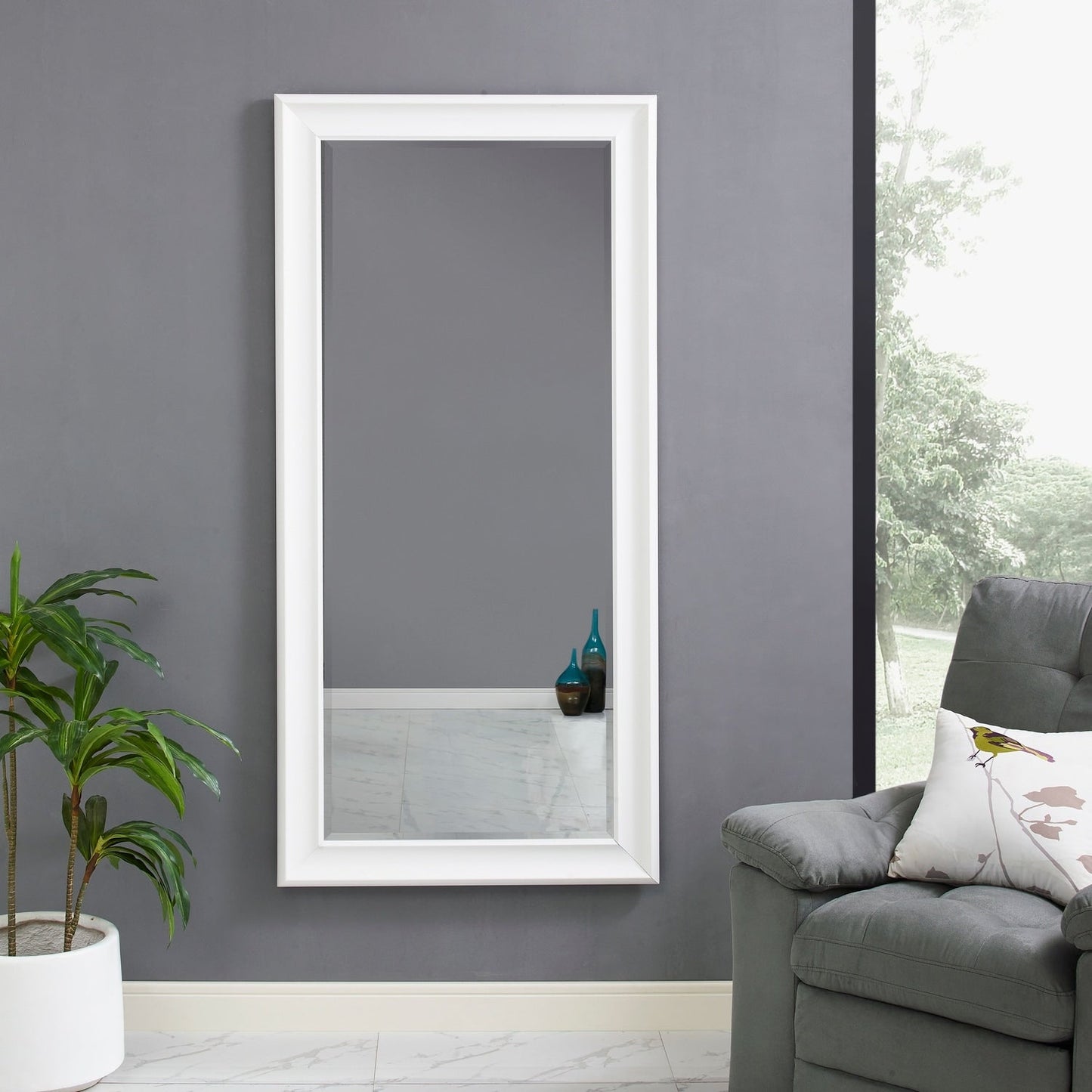 Grand miroir, miroir pleine taille, miroir rectangulaire mural suspendu, avec cadre en faux bois lisse.
