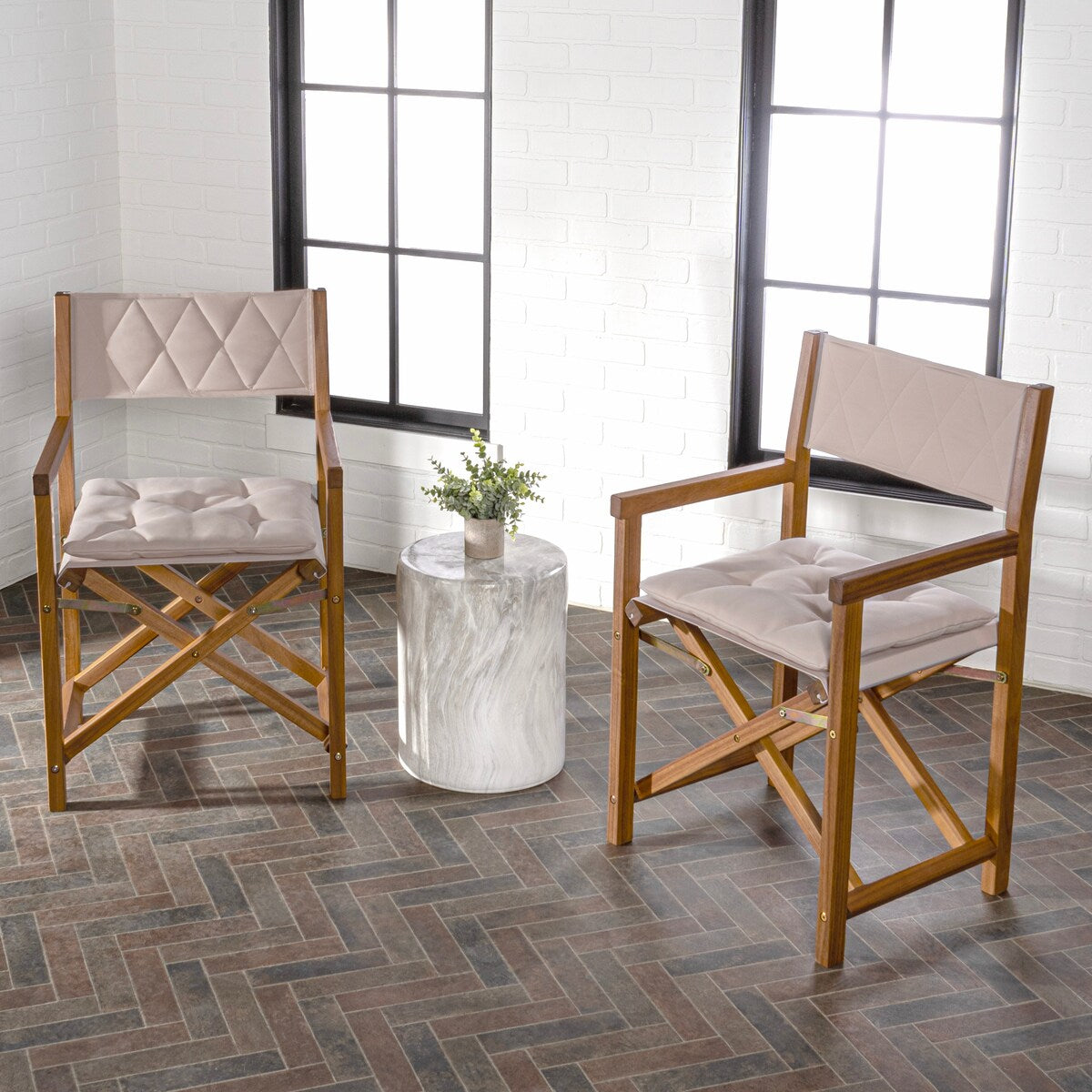 Chaise de réalisateur pliable en bois d'acacia pour extérieur, dossier en losanges matelassés, style milieu de siècle, avec coussin, modèle Theo Classic, par JONATHAN Y (lot de 2)