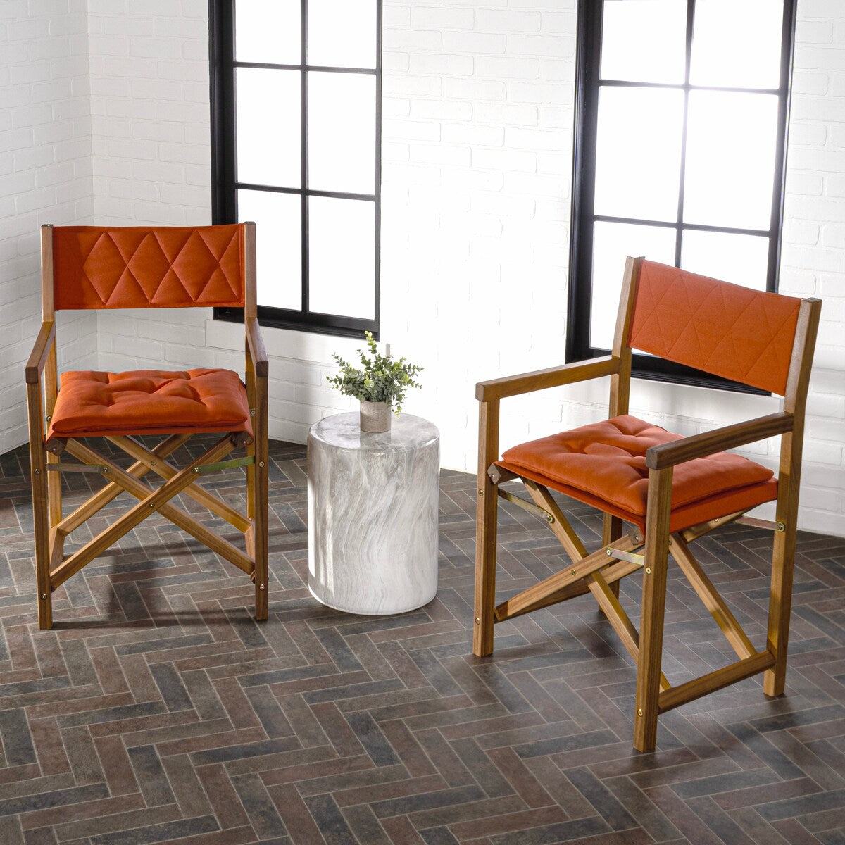 Chaise de réalisateur pliable en bois d'acacia pour extérieur, dossier en losanges matelassés, style milieu de siècle, avec coussin, modèle Theo Classic, par JONATHAN Y (lot de 2)